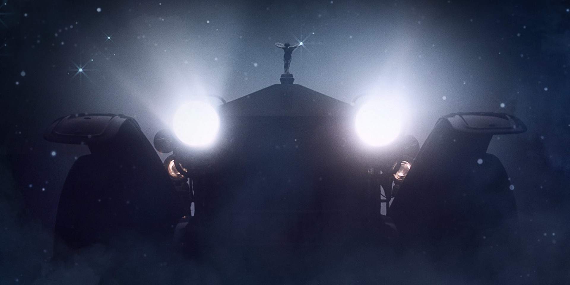 A front external view of a vintage Rolls-Royce Phantom