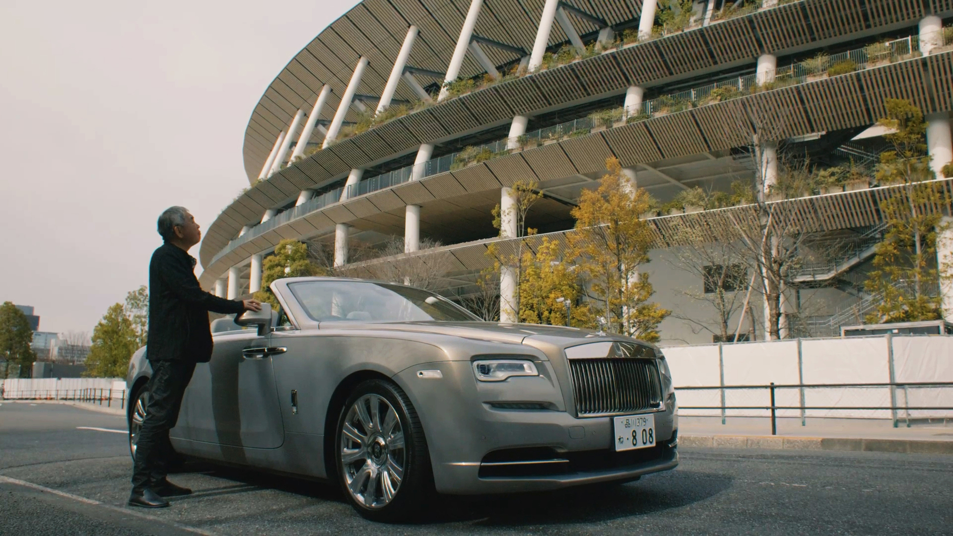 Kengo Kuma next to his Rolls-Royce car