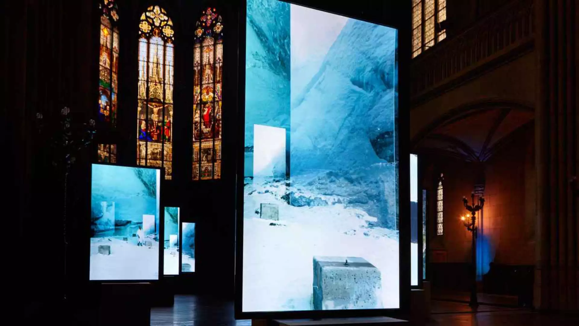 Basel 2015 전시회에 공개된 Isaac Julien의 작품인 Stones Against Diamonds의 일부.