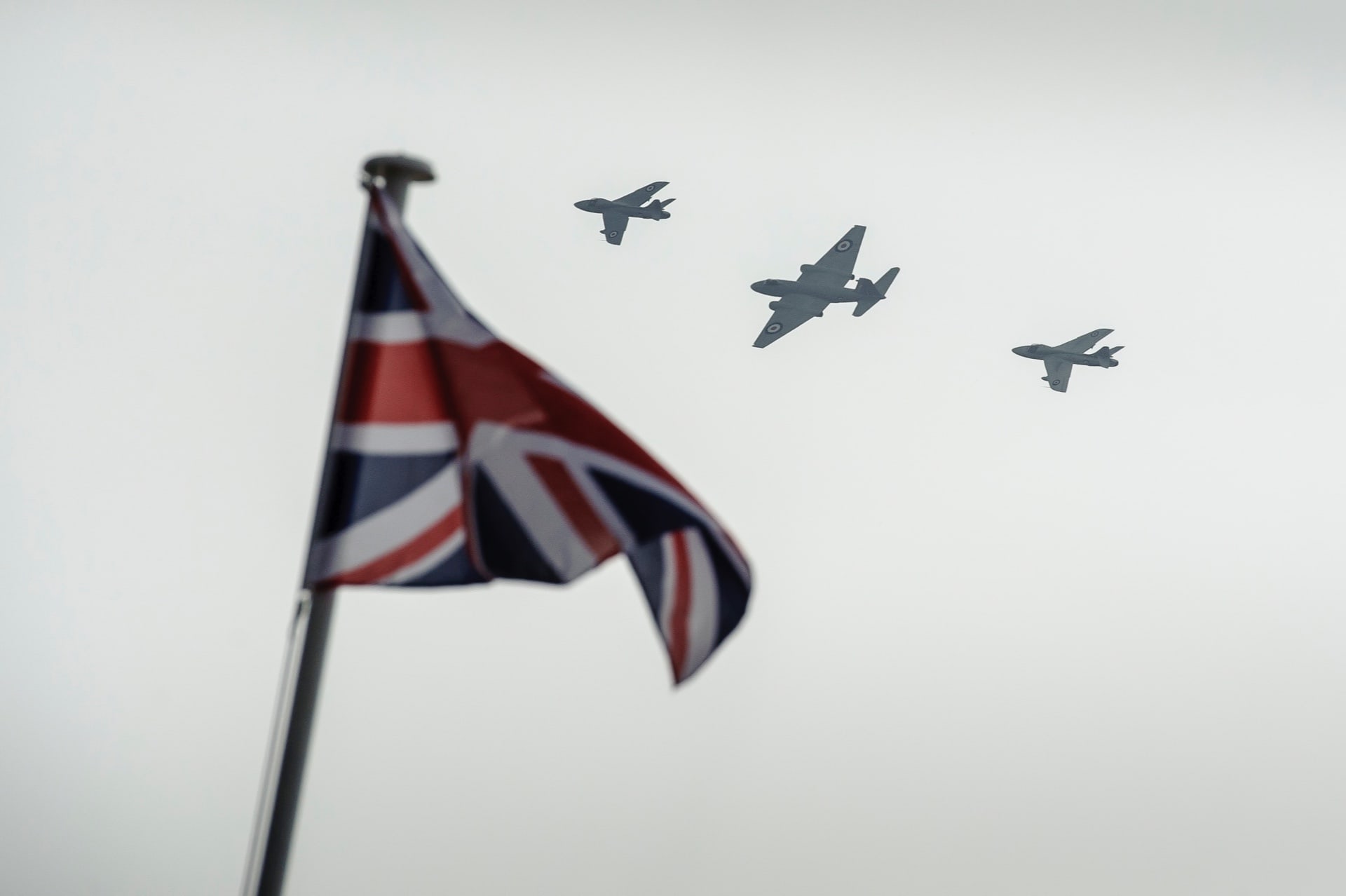 ロールス・ロイスのグッドウッド・リバイバル体験で英国旗と飛行機を展示