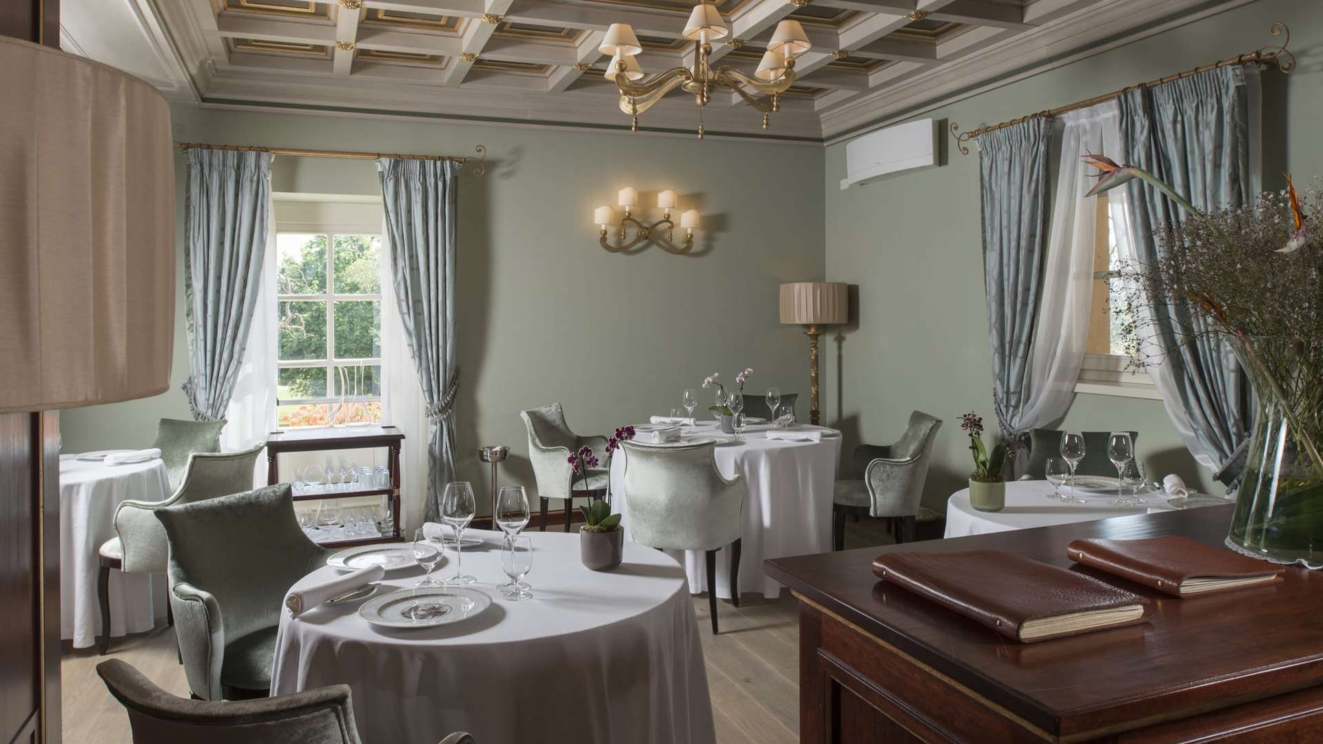 image of a dining room