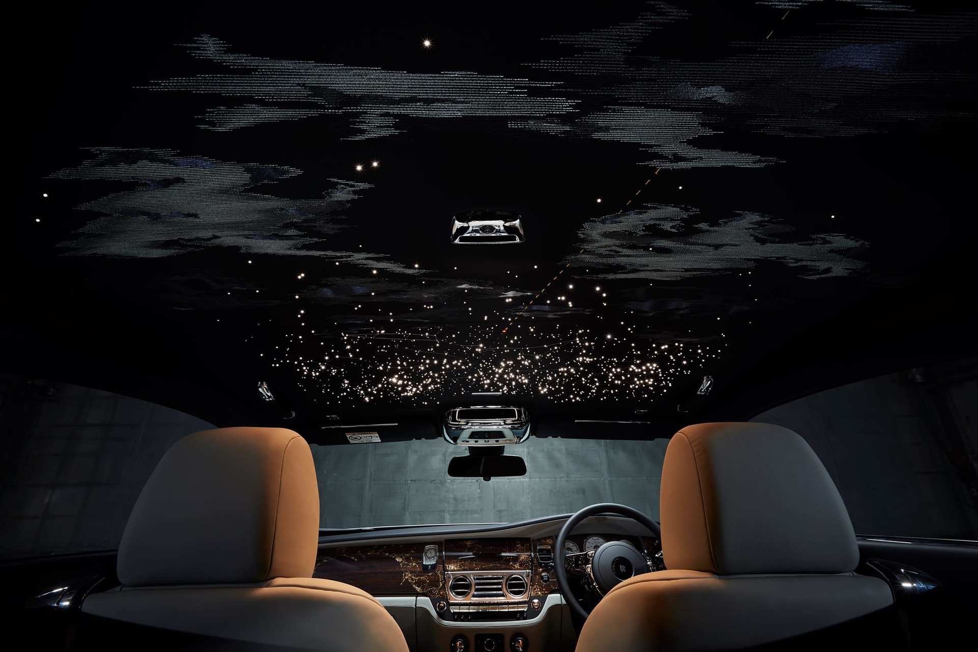 ロールス・ロイス車内からのドライバーの眺めとスターライト・ヘッドライナー。