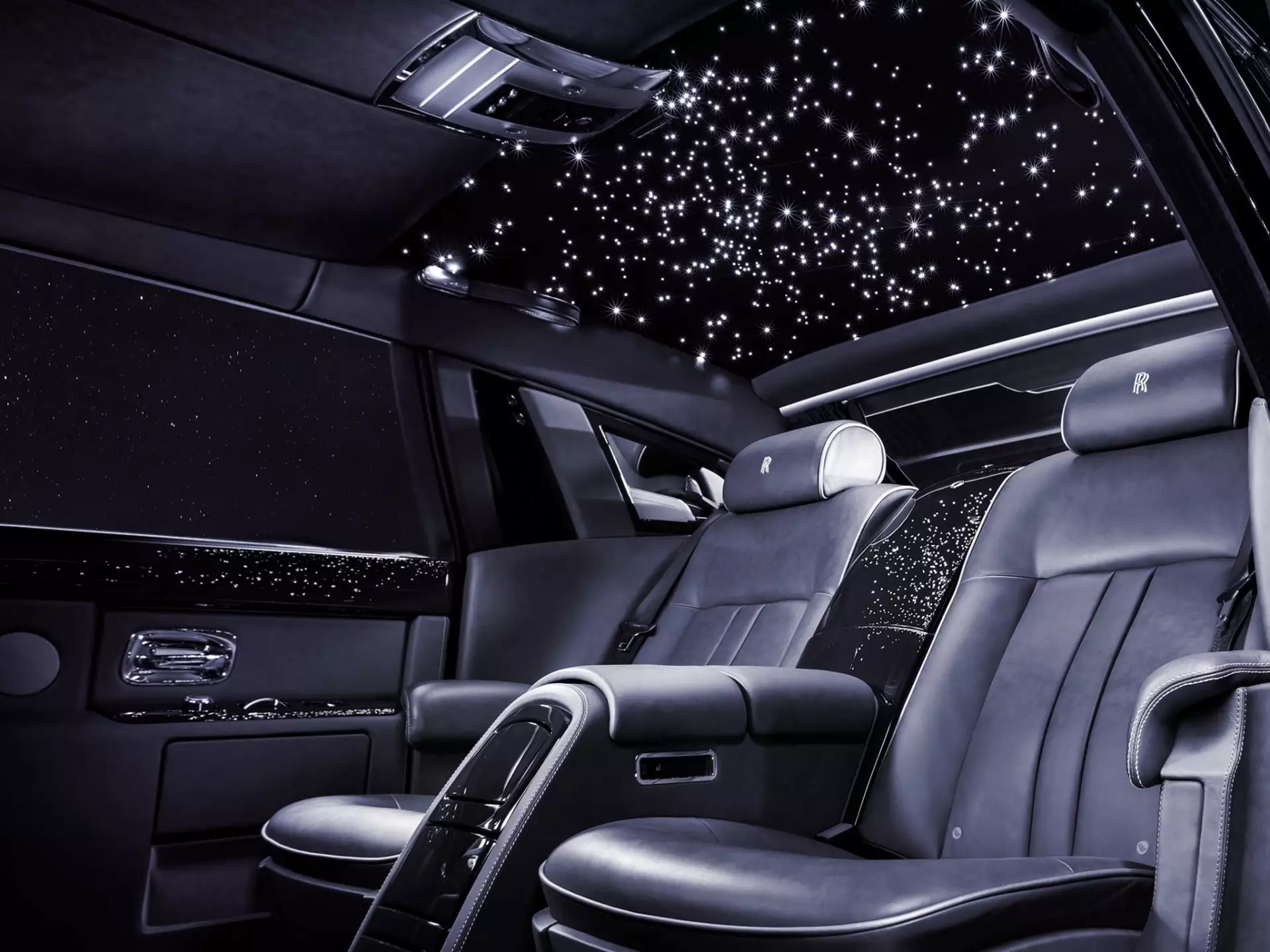https://www.rolls-roycemotorcars.com/content/dam/rrmc/marketUK/rollsroycemotorcars_com/2-6-4-under-the-stars/components/rolls-royce-craftsmanship-starlightheadliner-under-the-stars-expanding-image.jpg/jcr%3Acontent/renditions/cq5dam.web.1920.webp