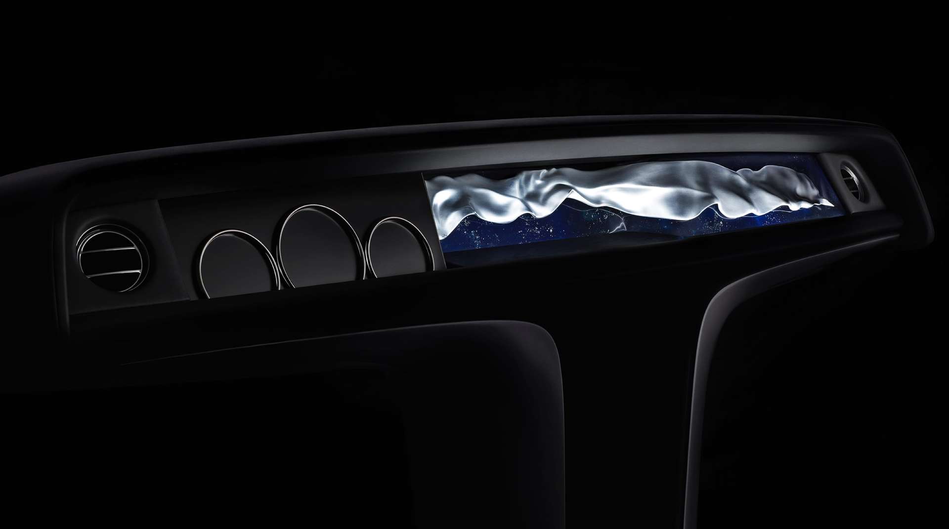 流れるような素材を表現するために純アルミニウムで製作したPHANTOMギャラリーのアート作品