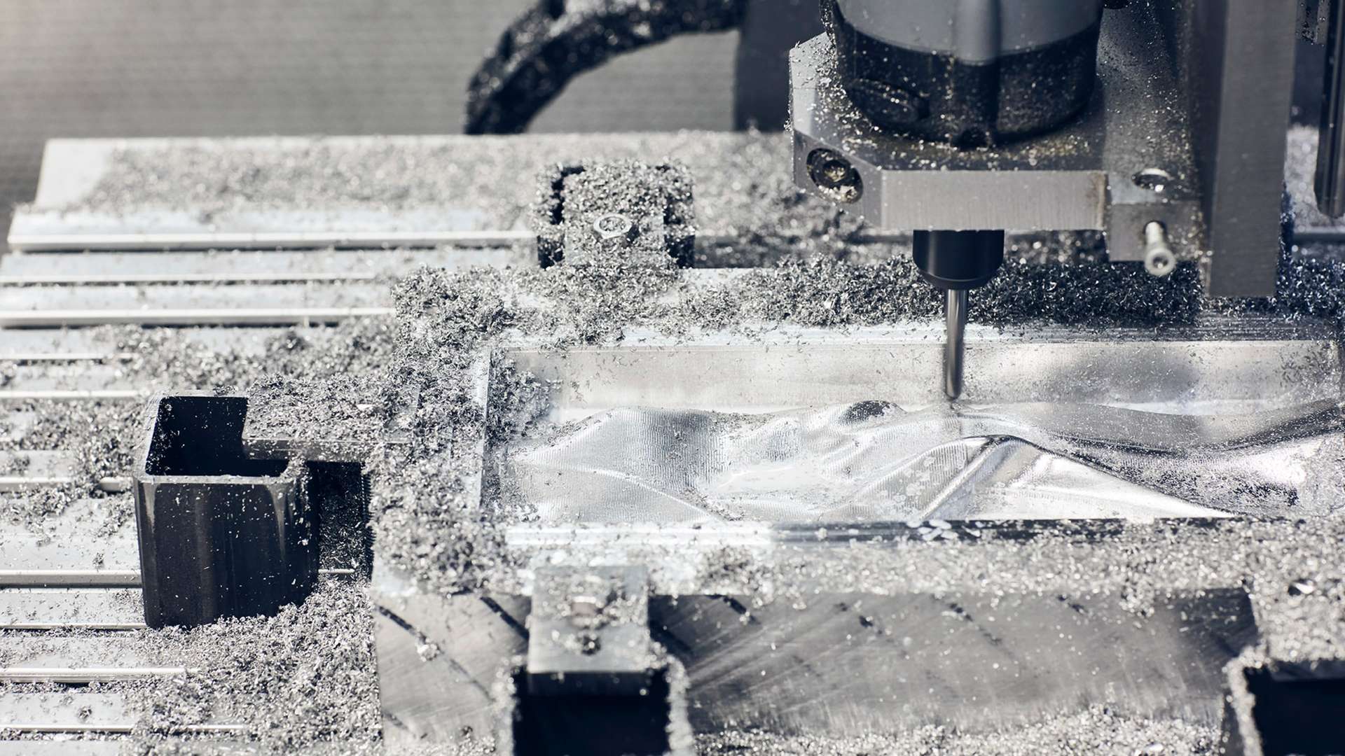 ロンドンのアーティスト集団「ベースト・アポン」がPHANTOMのビスポーク・ギャラリーにアルミを使った作品を制作をしている様子