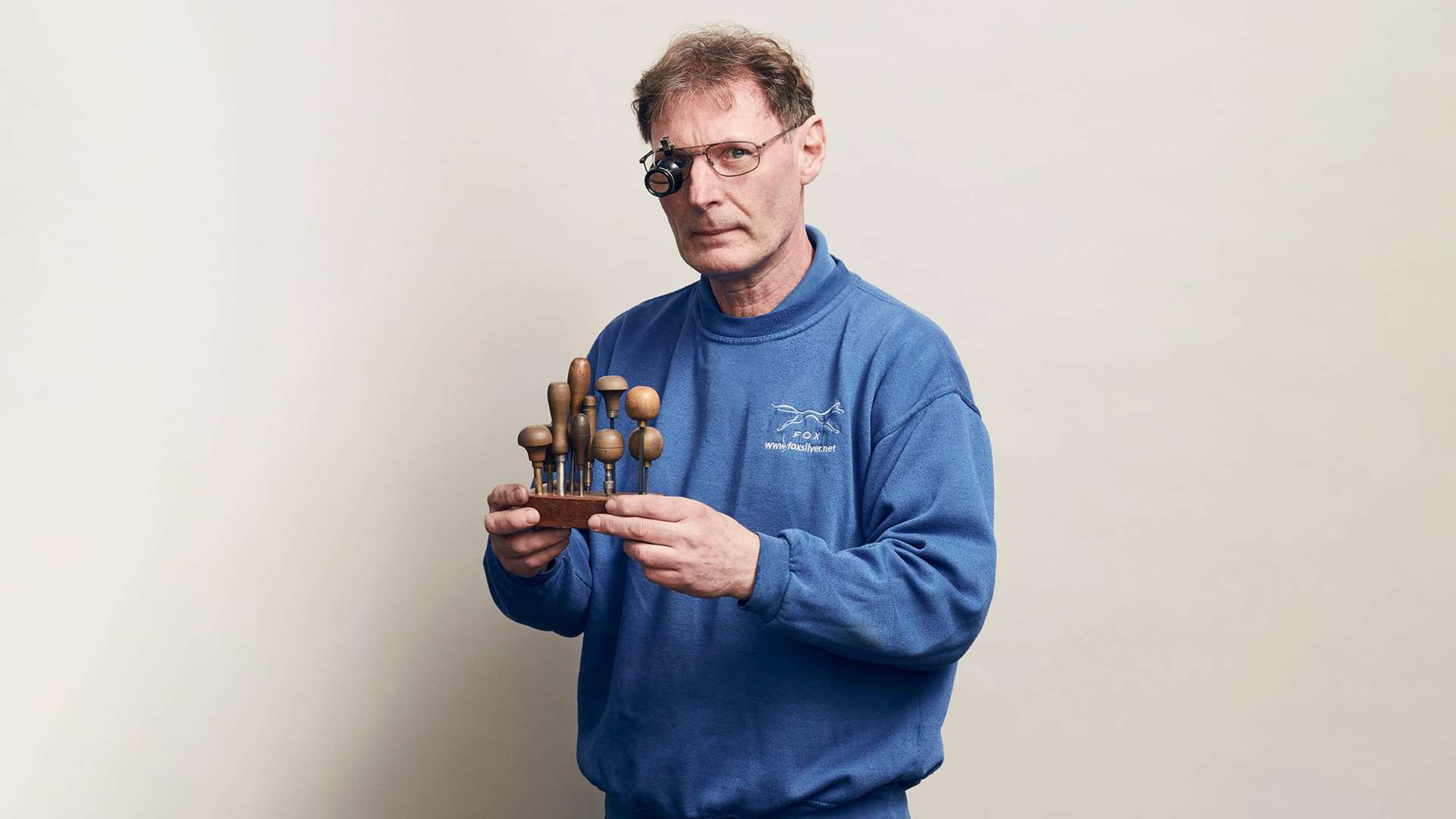 フォックス・シルバーのPHANTOMのビスポーク・ギャラリー制作に使用した道具を持っているロールス・ロイスのビスポーク・デザイナー、アレックス・イネス