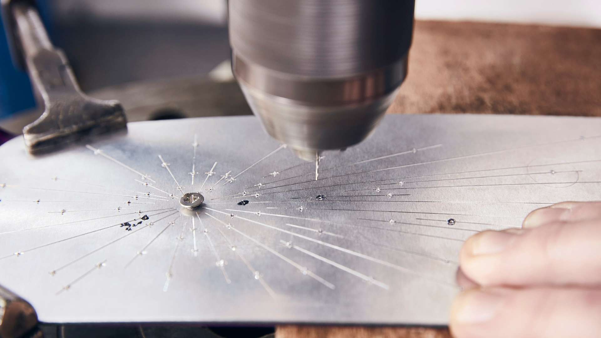 フォックス・シルバーのPHANTOMギャラリーの最高傑作の製作に注がれた精巧な職人技のアップ