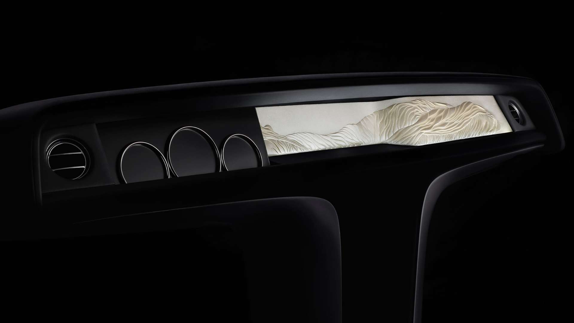 「Whispered Muse」 - デザイナーのヘレン・アン・マリー氏がPHANTOMのビスポーク・ギャラリーのために制作した、手の込んだレザー作品