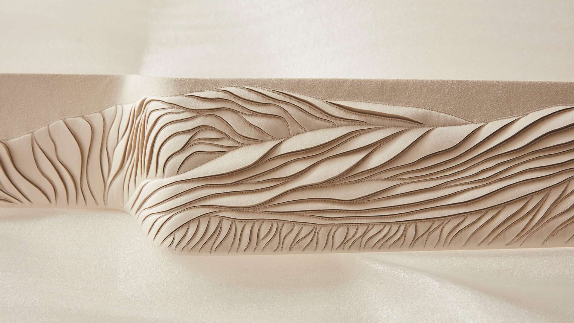 ヘレン・アン・マリー氏がPHANTOMビスポーク・ギャラリー最高傑作の制作に使用したレザーのアップ