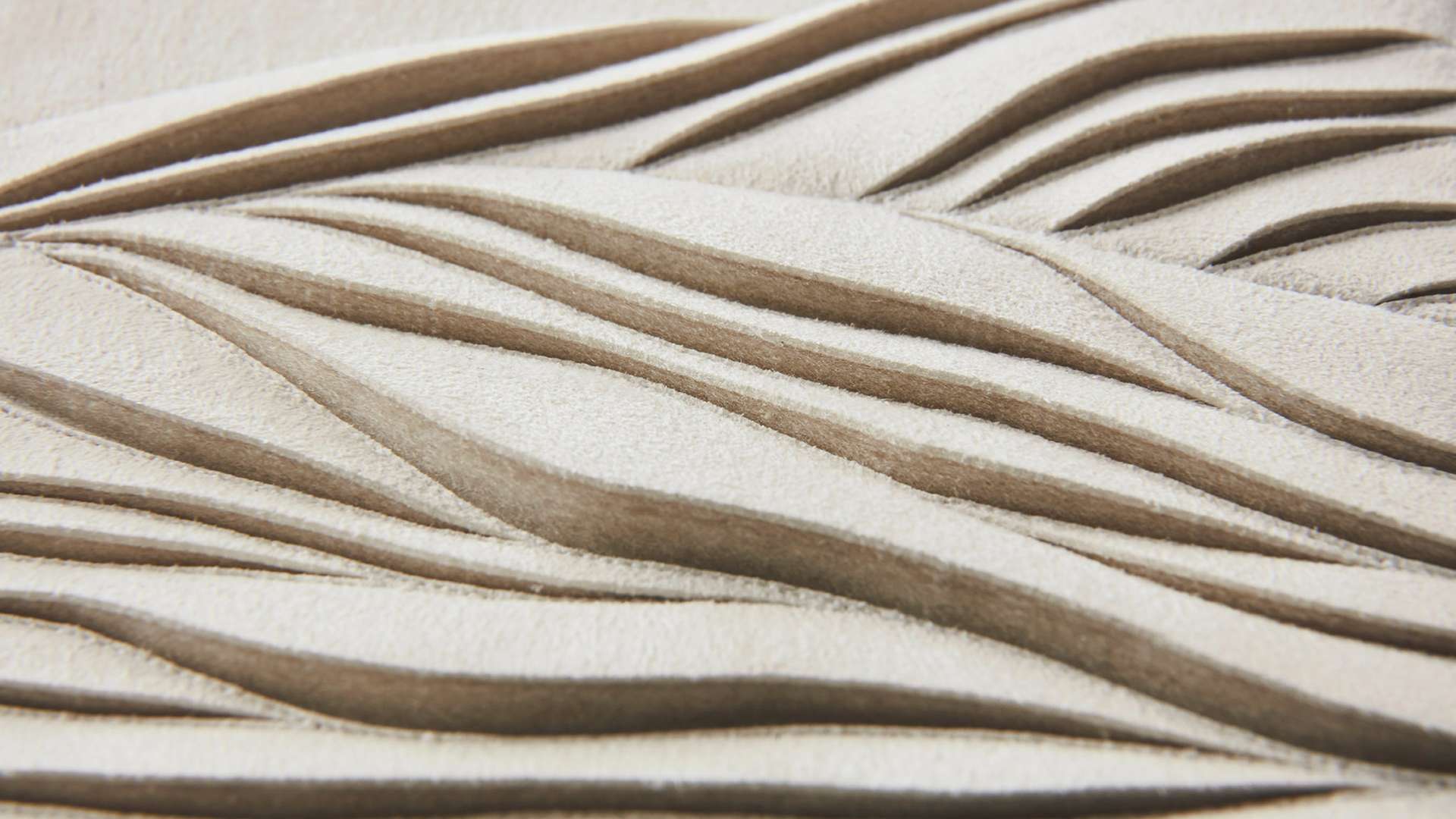 デザイナーのヘレン・アン・マリー氏がPHANTOMビスポーク・ギャラリーの最高傑作の制作に使用したレザーのアップ