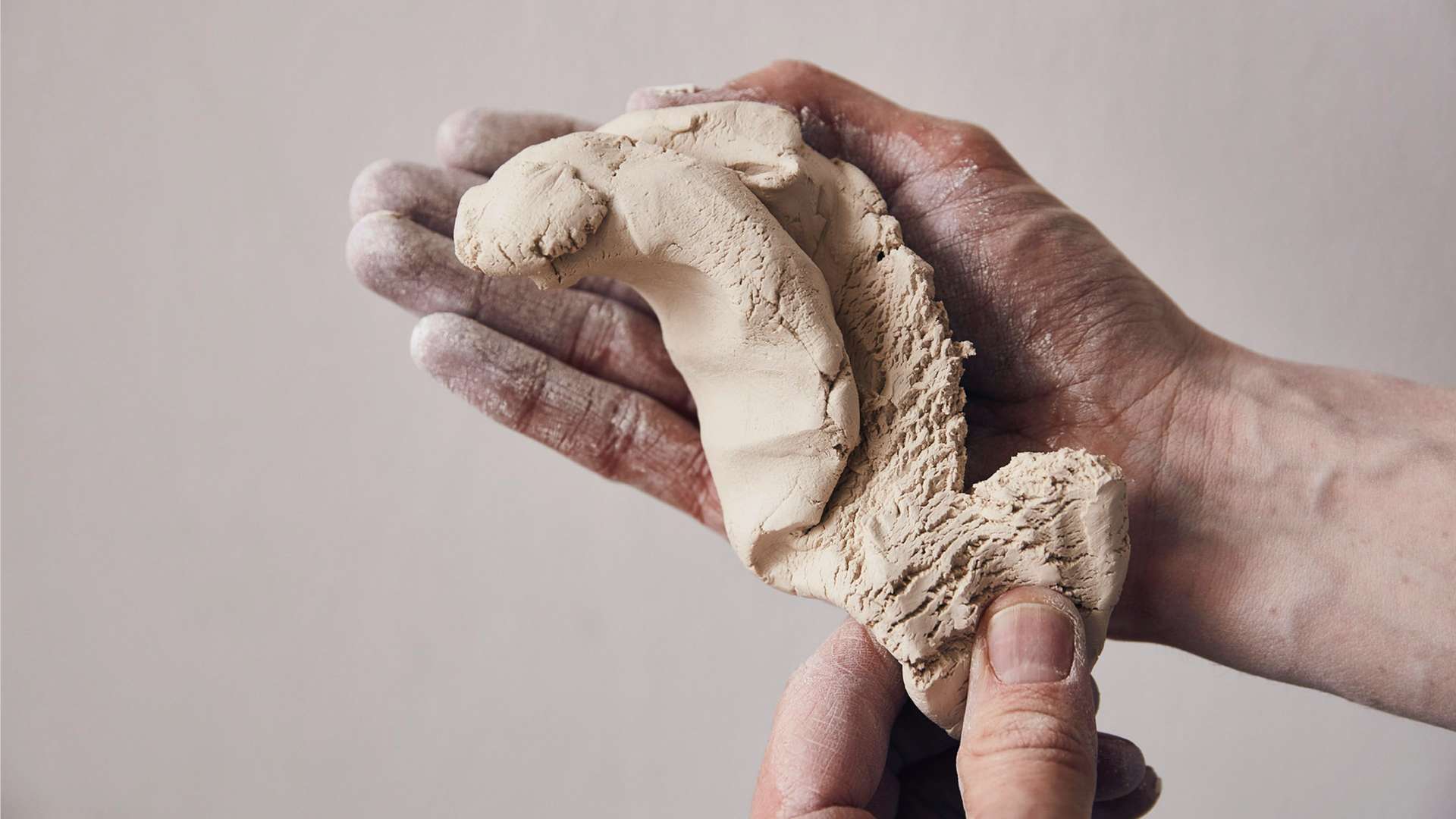 磁器のバラを使ったPHANTOMビスポーク・ギャラリーを作る過程で材料を型取りする職人