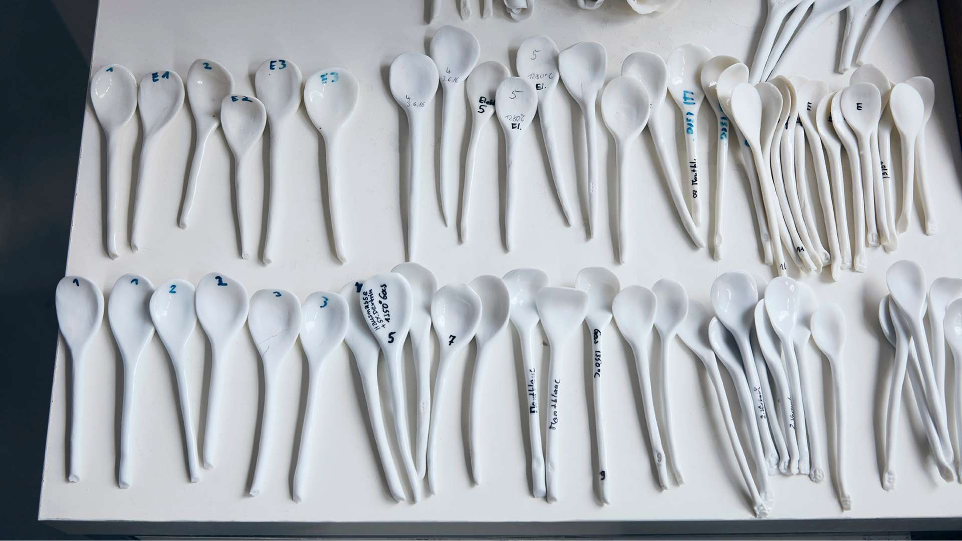 世界的に有名な磁器メーカー、ニンフェンブルクが制作したPHANTOMギャラリー。画像は、このデザインを構成する個々の磁器の花びらをクローズアップしたもの