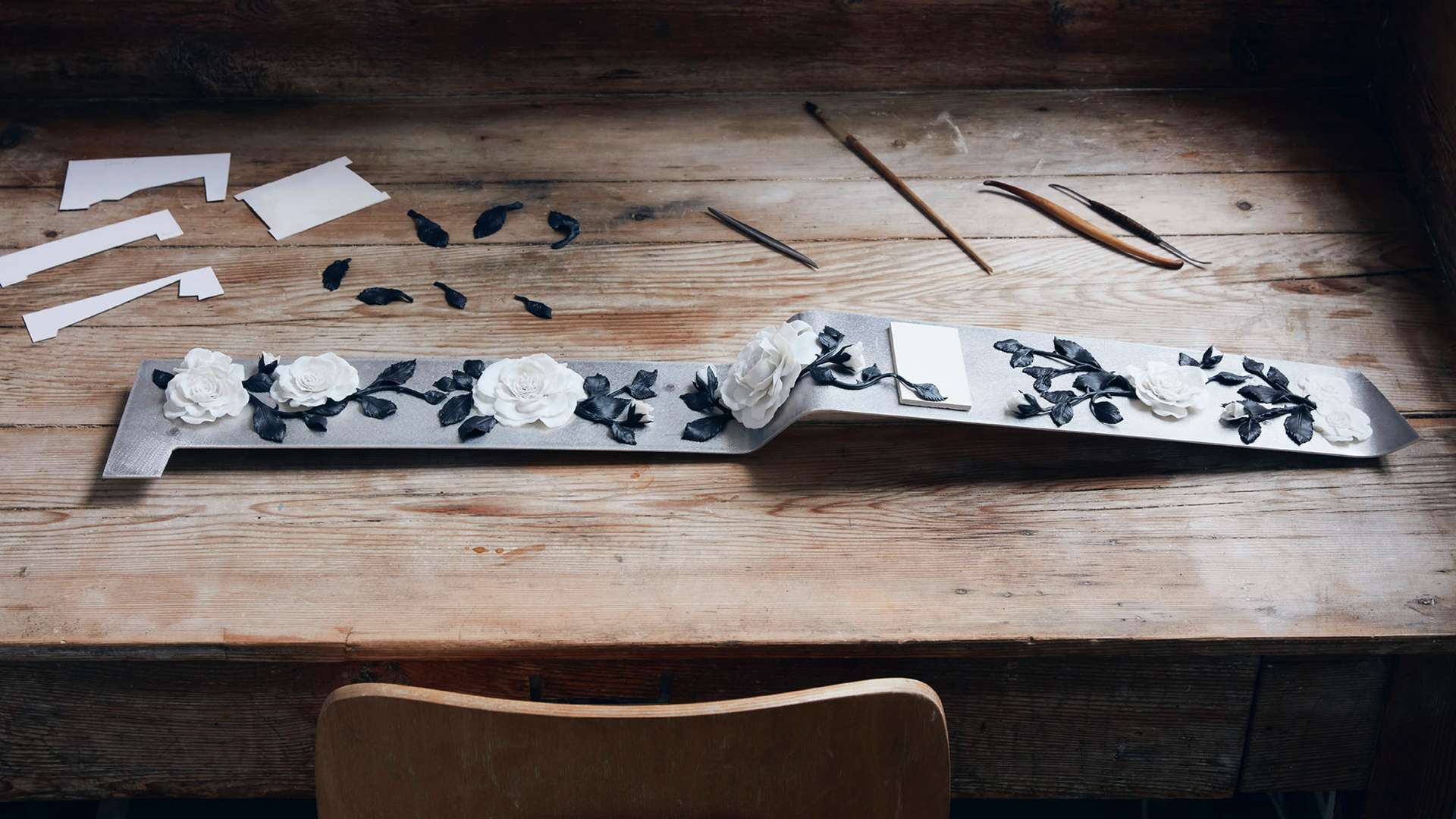 世界的に有名な磁器メーカー、ニムフェンブルクが制作したPHANTOMギャラリー。画像は、木製テーブルの上に置かれた、工房で制作されたギャラリー。