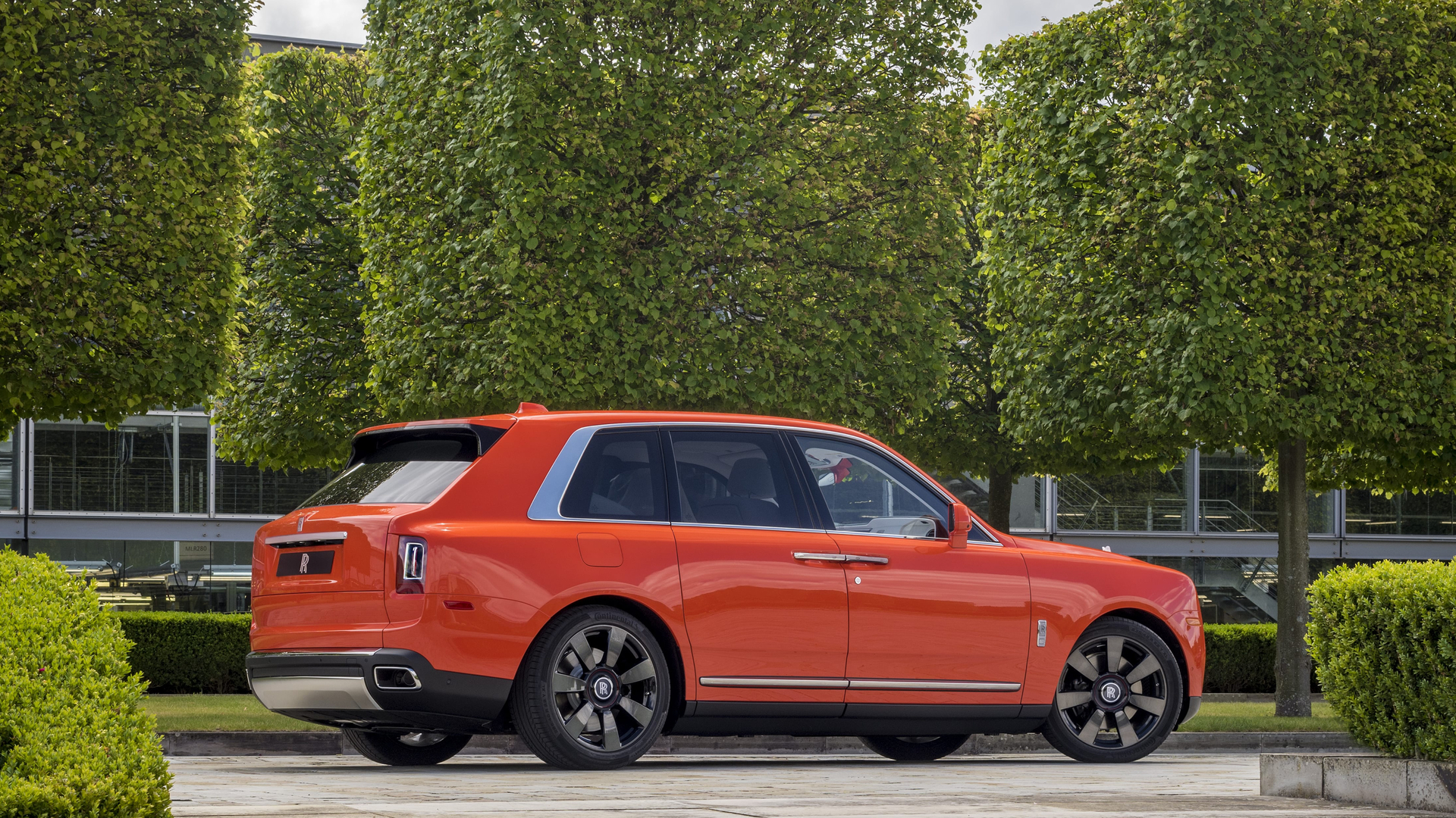 Side exterior view of the Rolls-Royce Cullinan motor car stationary in the Goodwood grounds