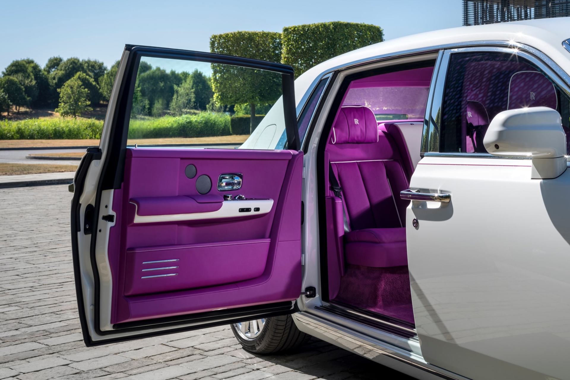 Rolls Royce Phantom розовый