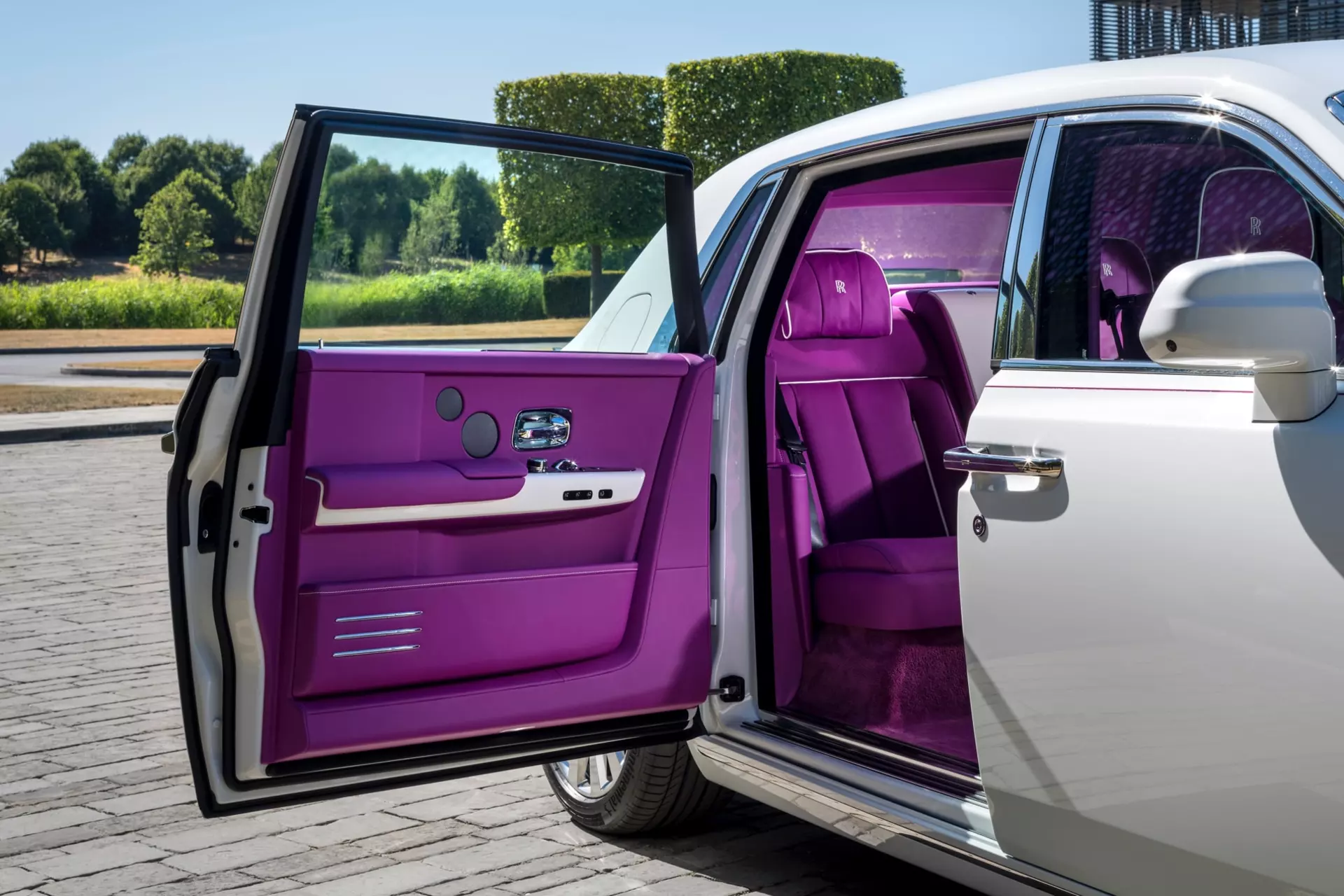 This White RollsRoyce Cullinan Hides a Pastel Pink Interior Its Bubble  Gum Madness  autoevolution