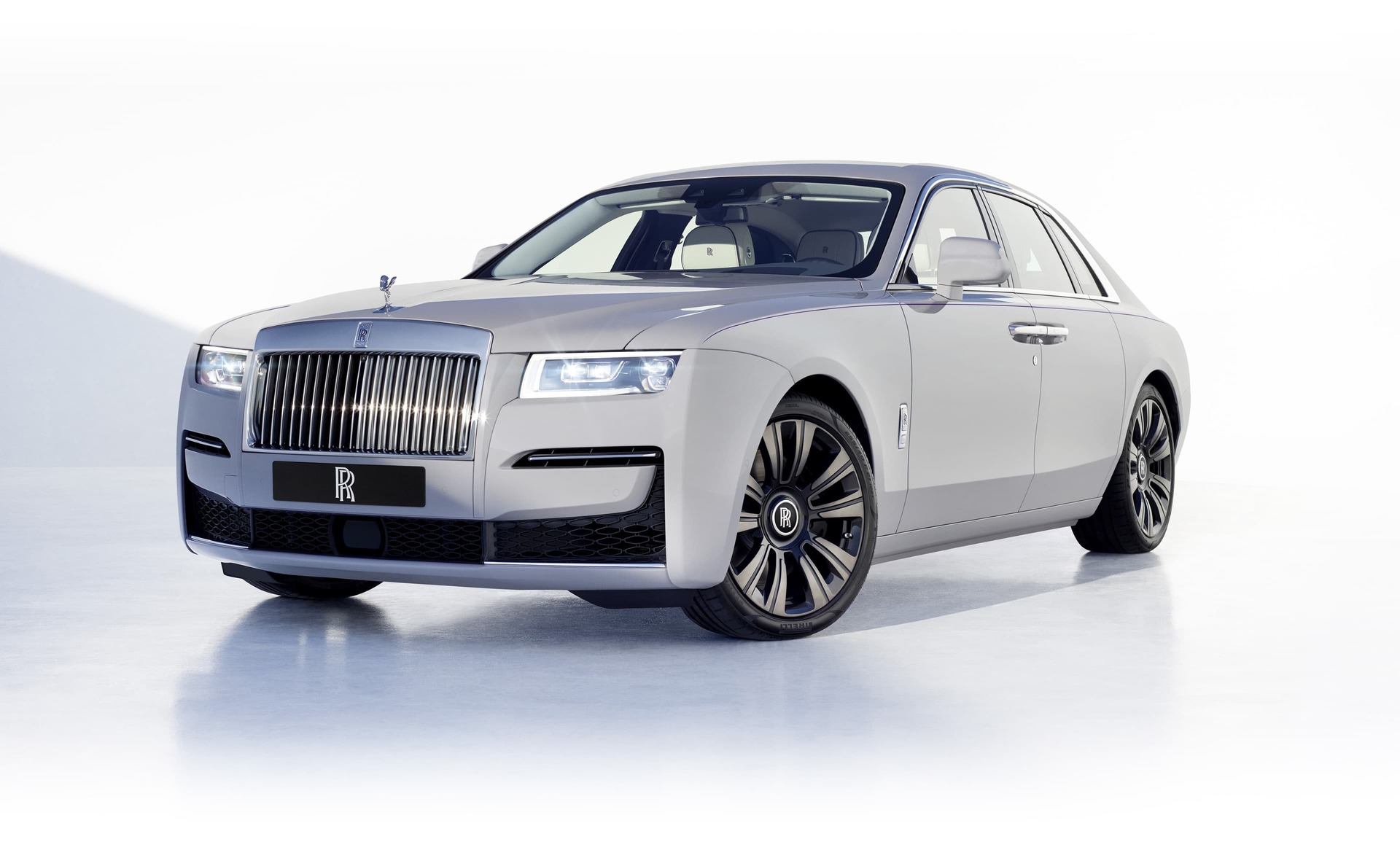 3/4 front full width image of Rolls-Royce Ghost motor car