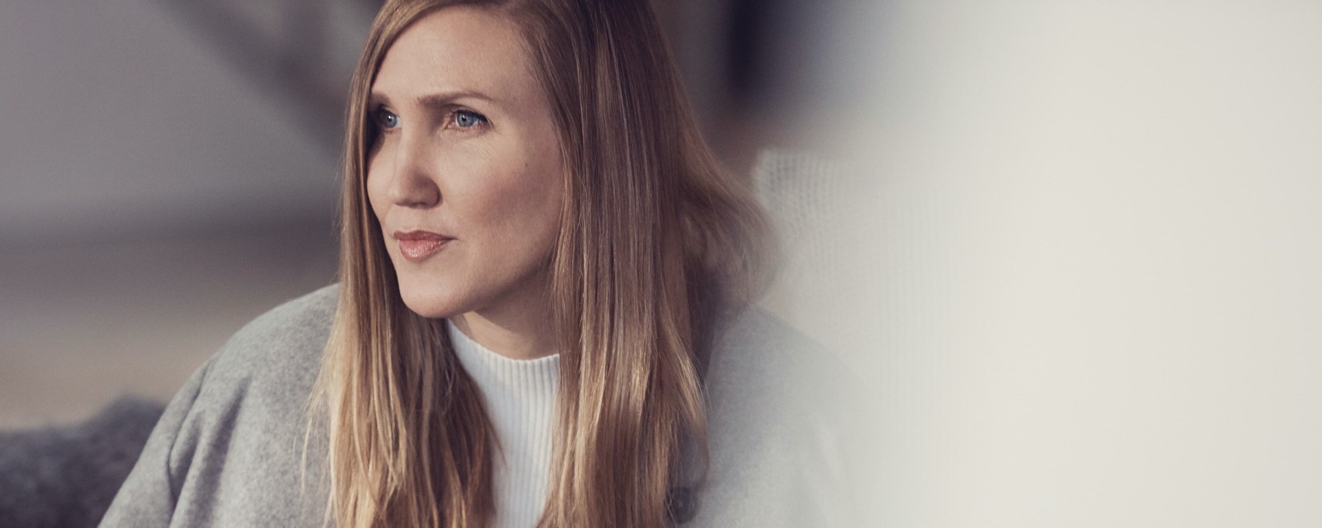 Desktop tout image of woman for Rolls-Royce Discover Ghost Extended