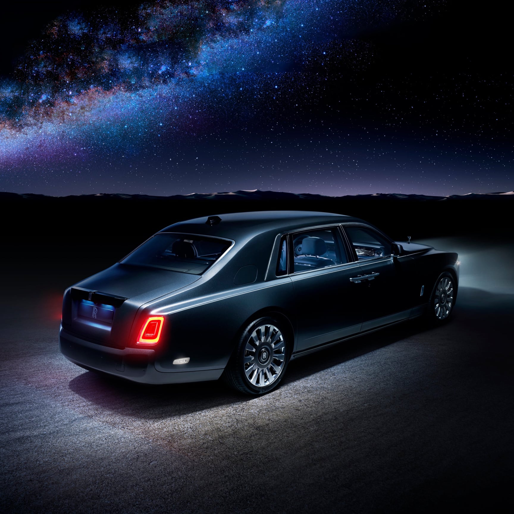 Phantom Tempus takes inspiration from the rare Pulsar Star. These cosmic titans illuminate everything in sight, drawing their surroundings close with their irresistible magnetic pull. Known as lighthouses of the universe, they are the most accurate clocks in existence.