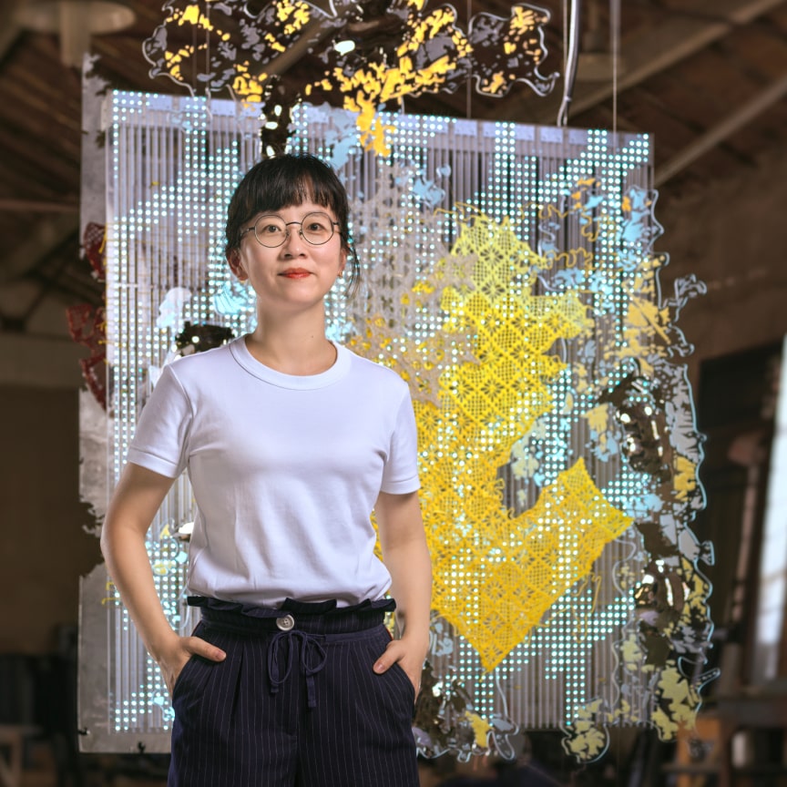 Titled “Stitched Urban Skin”, Bi Rongrong’s work consists of three layers of two-dimensional sheets made from different materials: specially treated metal, an animated LED light sheet, and a Perspex sheet embedded with crochet.