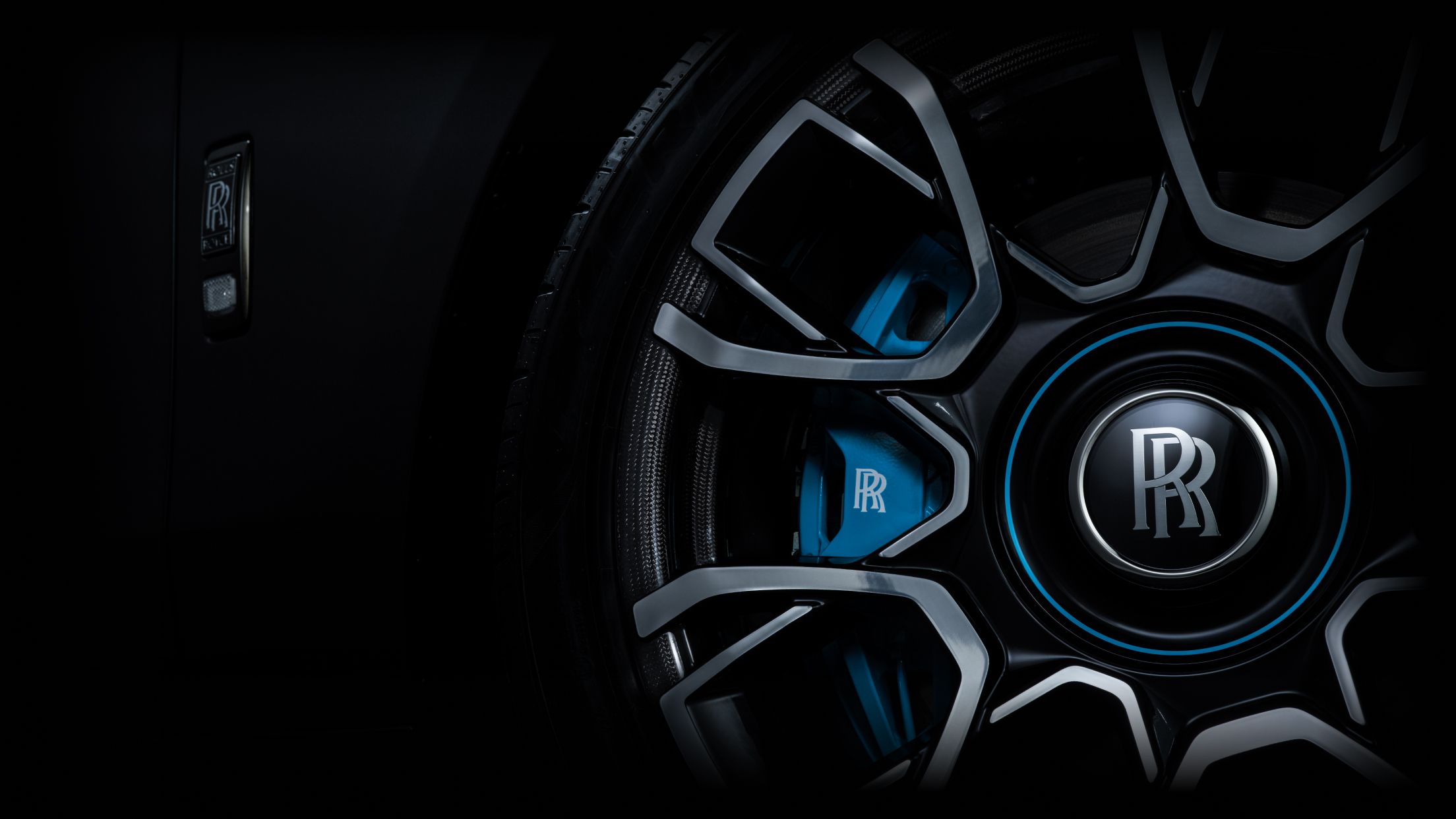 Black Badge Ghost Wheel with blue brake pads and the elegant Rolls Royce logo