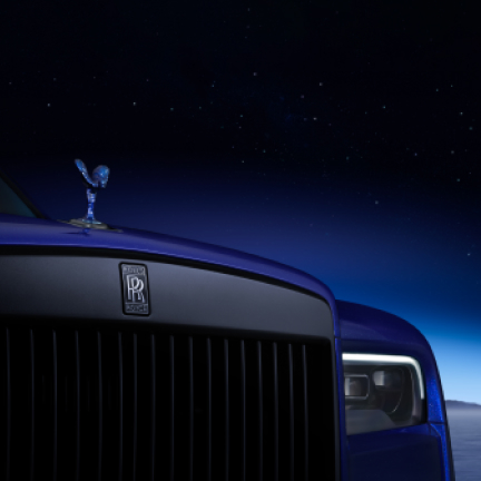 Black Badge CULLINAN Blue Shadowは、地球の大気圏外、まるで暗闇が目に見えるような強烈な青の領域にインスピレーションを得たプライベート・コレクションです。