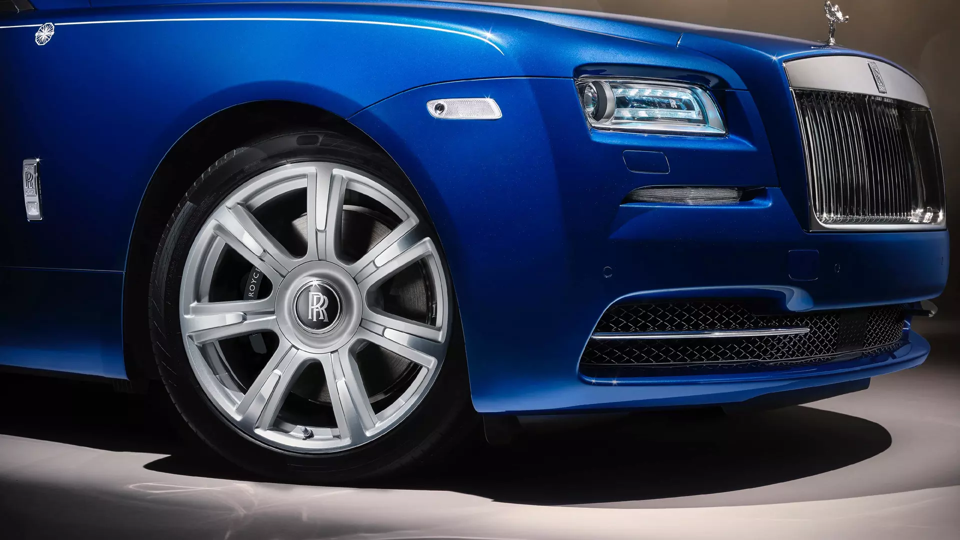 A blue Rolls-Royce Motor Cars Wraith with the silver finish wheel style 603 - close up shot
