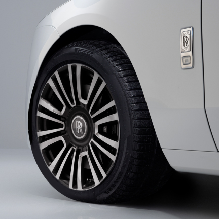 <p>Take on even the most challenging terrains, with 21-inch winter wheels and tyres, designed narrower, with a higher sidewall for optimum performance. They offer up to 20% better road grip in temperatures below 7°C / 44°F, greater traction on ice and snow, and reduce the risk of aquaplaning on wet roads. </p>