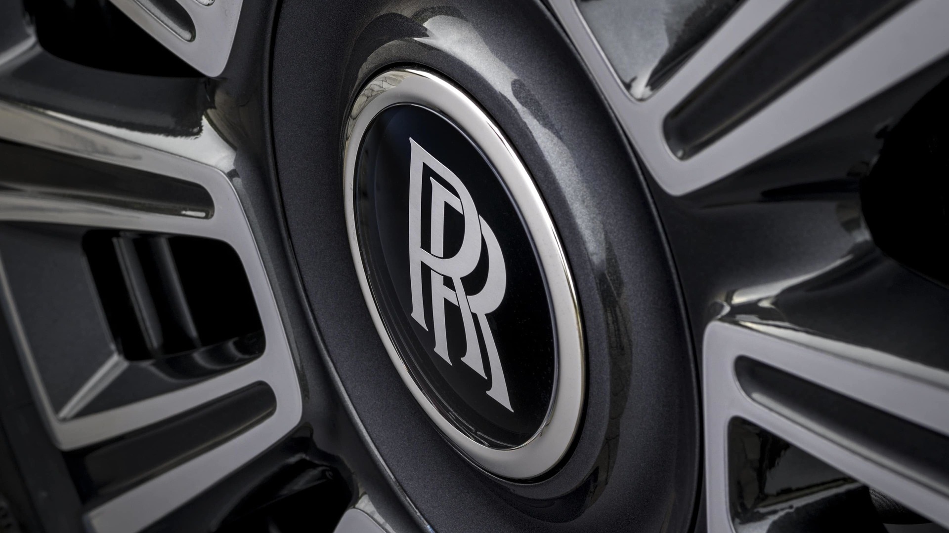Rolls-Royce Motor Cars Accessory - Wheel style 678 - 21 inch multi-spoked wheel bi-colour - Close up detail shot of the Rolls-Royce Monogram in the center of the wheel.