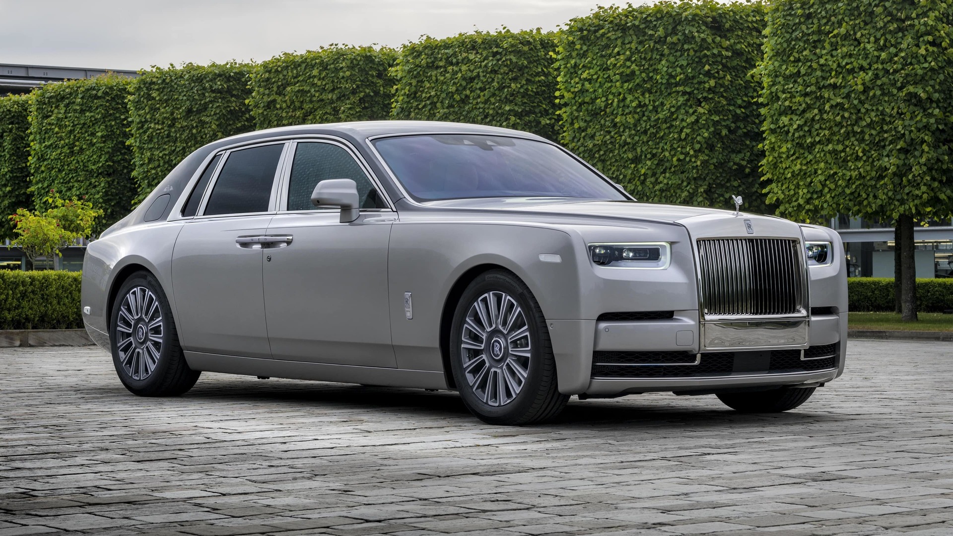 Rolls-Royce Motor Cars Accessory - Wheel style 678 - 21 inch star styled spoked wheel shown on a Phantom Rolls-Royce Motor Car, front on shot from the grounds in Goodwood.
