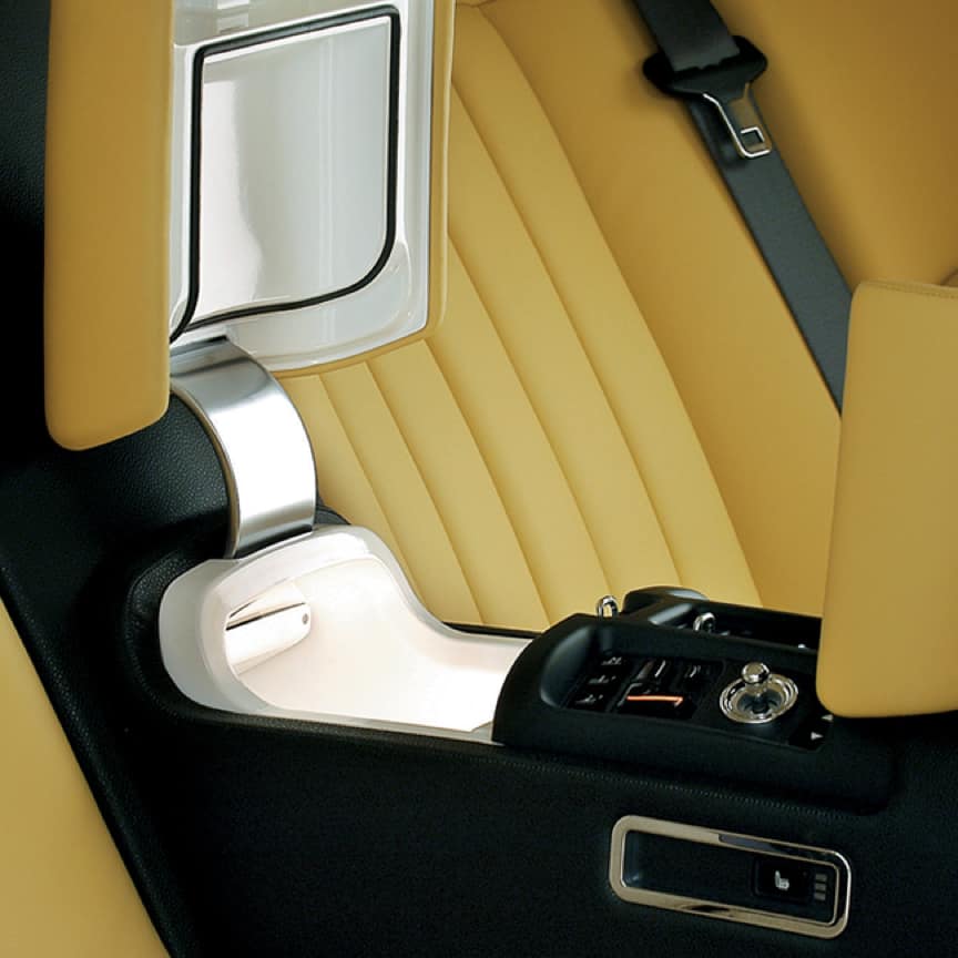 <p>Unwind or celebrate with this Coolbox, which is designed to chill two standard-sized champagne bottles, or similar. Easily reached by both rear passengers, it keeps its contents at an optimum 4°C/39°F and illuminates when opened.<br>
</p>