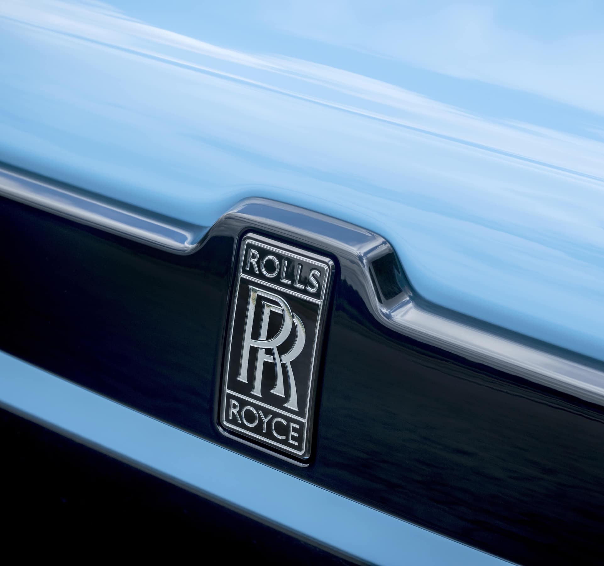Rolls-Royce Badge of Honour and motor car with Black Exterior detailing for a dark and modern feel