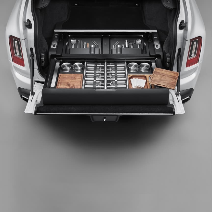 The Rolls-Royce Hosting Service offers a range of accoutrements to craft the perfect drink whilst enjoying the world’s most breathtaking vistas with Roll-Royce Cullinan motor car