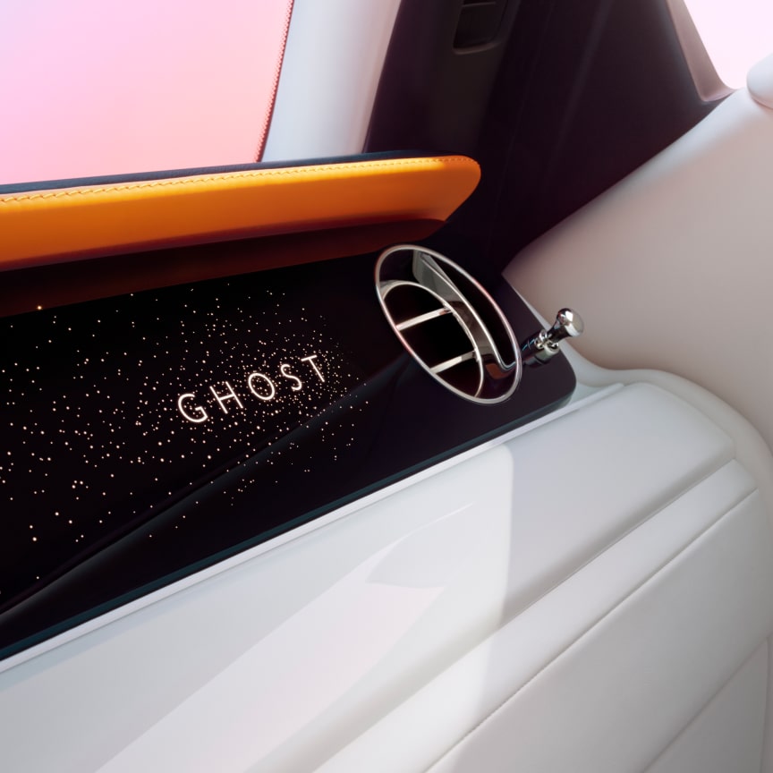 <p>The Illuminated Fascia is an innovation which features over 850 stars, individually adorned into a high-gloss, Piano Black finish. The star field is designed to emanate light around the 'Ghost' lettering, harmonising perfectly with the iconic Shooting Star Headliner. </p>
