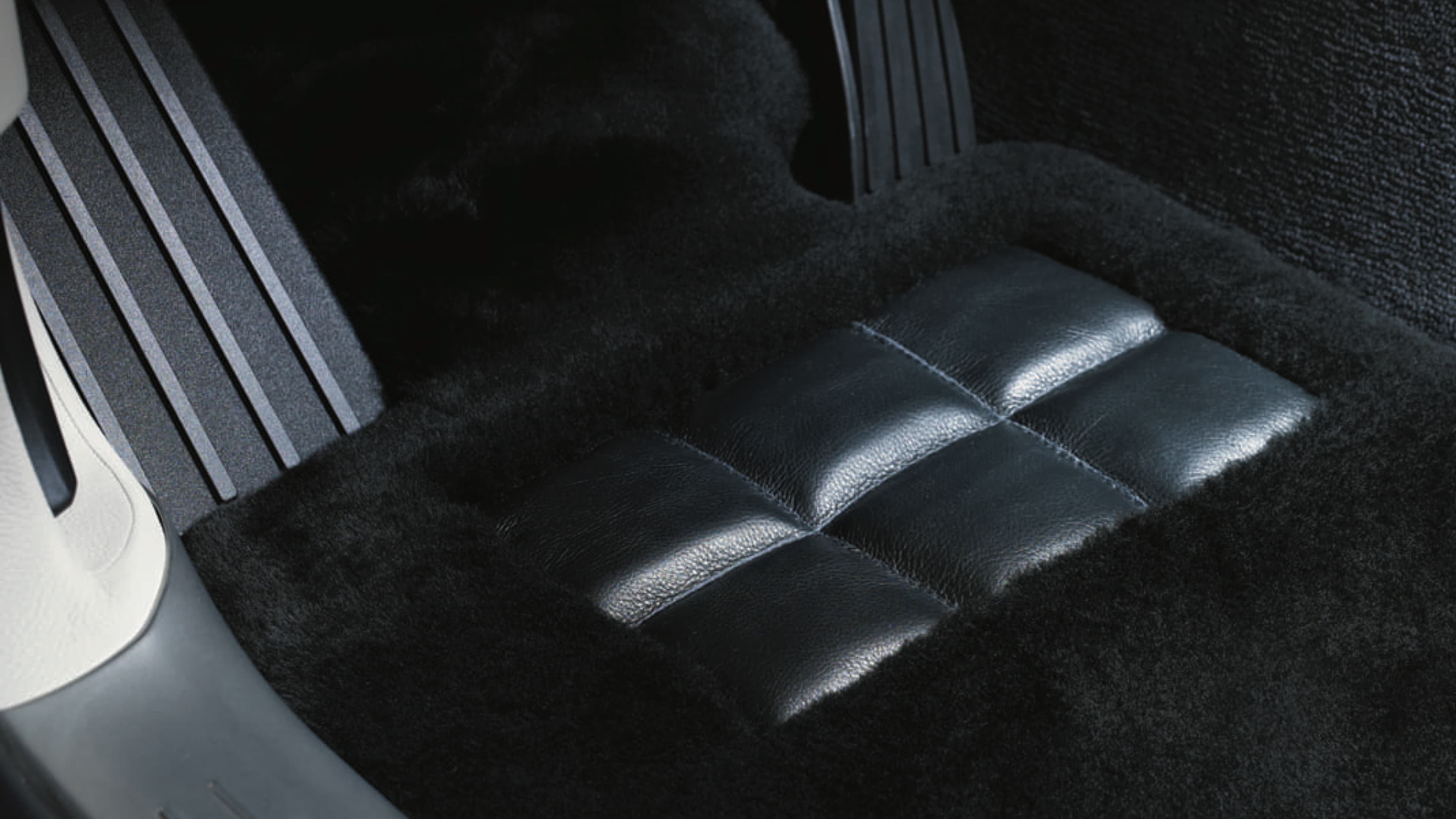 https://www.rolls-roycemotorcars.com/content/dam/rrmc/marketUK/rollsroycemotorcars_com/boutique/lambswool-floormats/component-assets/accessories-product-lambswool-floormats-carousel-black.jpg