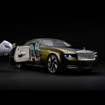 レプリカ・モデル・カー SPECTRE 1/8