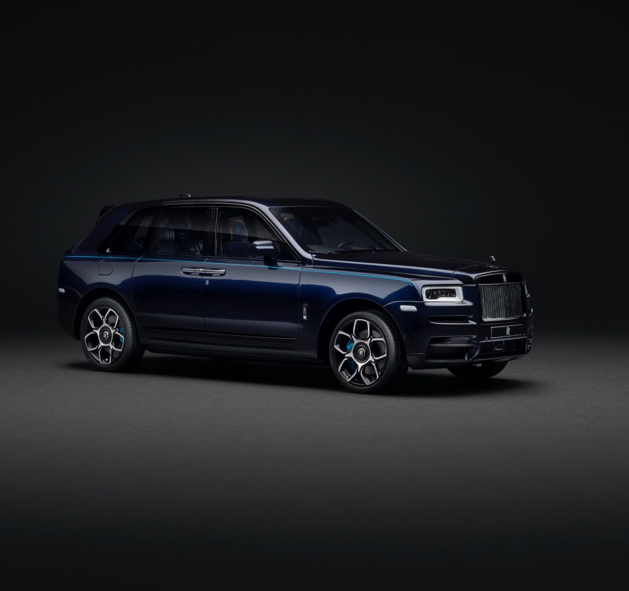 レプリカ・モデルカー CULLINAN Black Badge 1/18