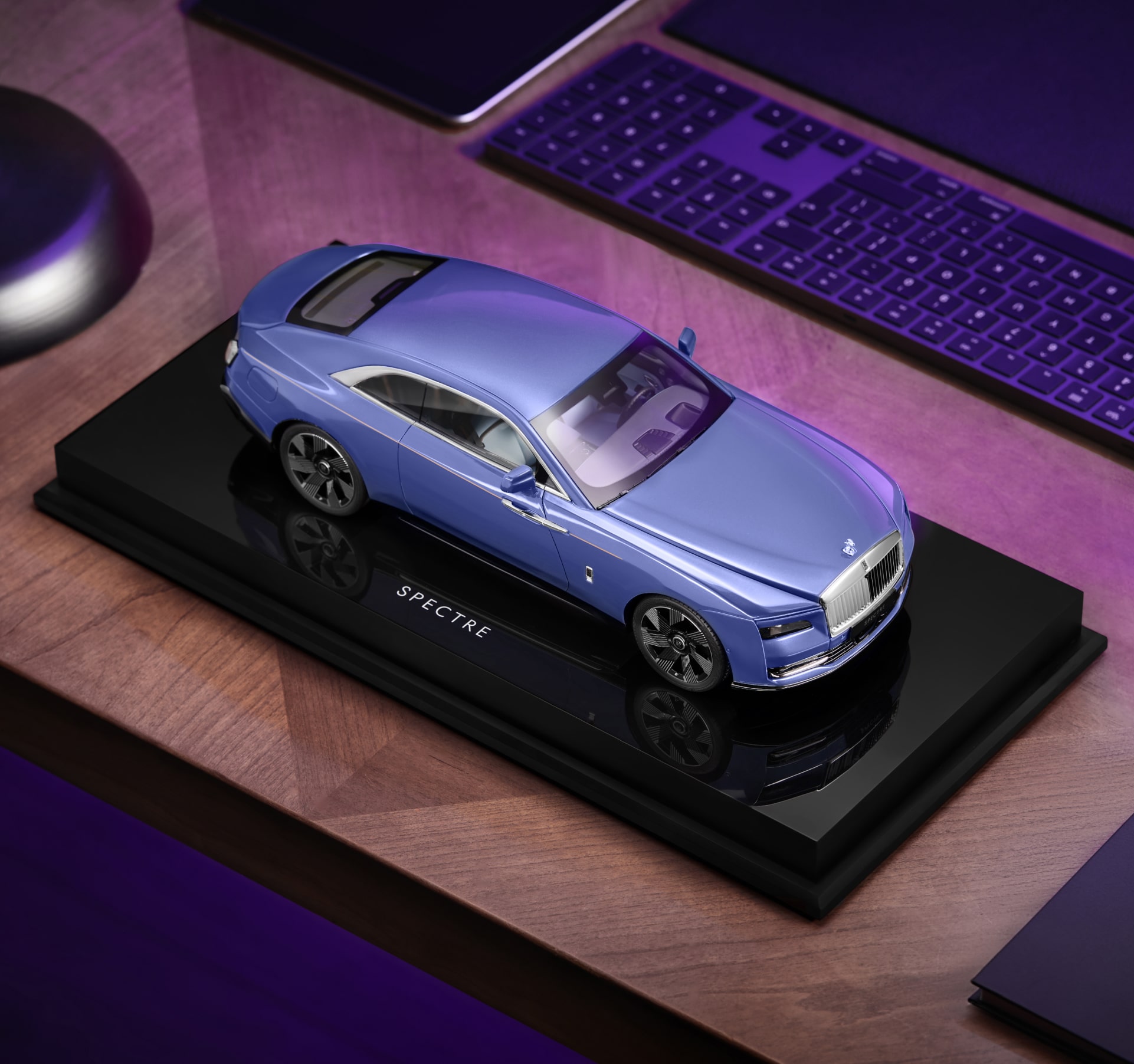 rolls-royce-spectre-model-blue