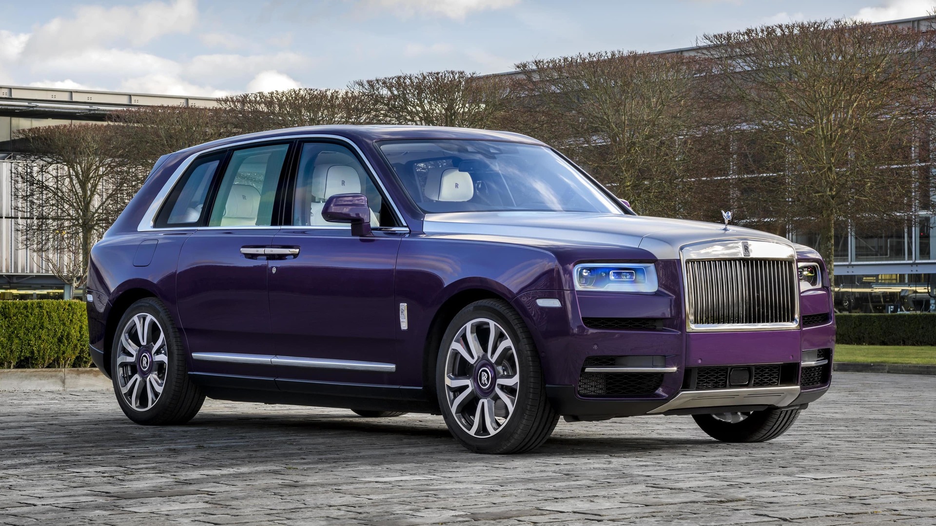 A front-on shot of a purple Rolls-Royce Cullinan with the Silver Satin Kit installed on the bonnet, windscreen and grille surround