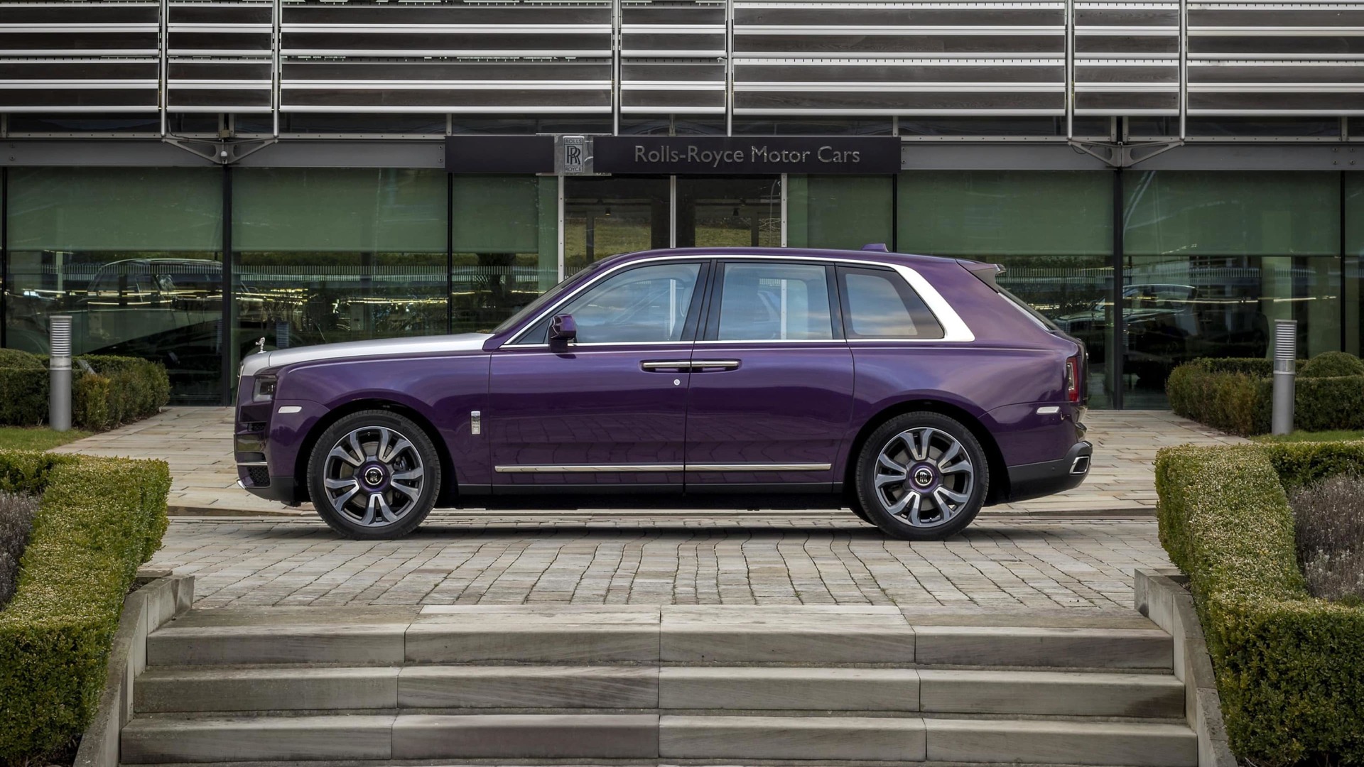Side exterior view of Rolls-Royce Cullinan motor car with the Silver Satin Kit encompassing the bonnet, windscreen and grille surround