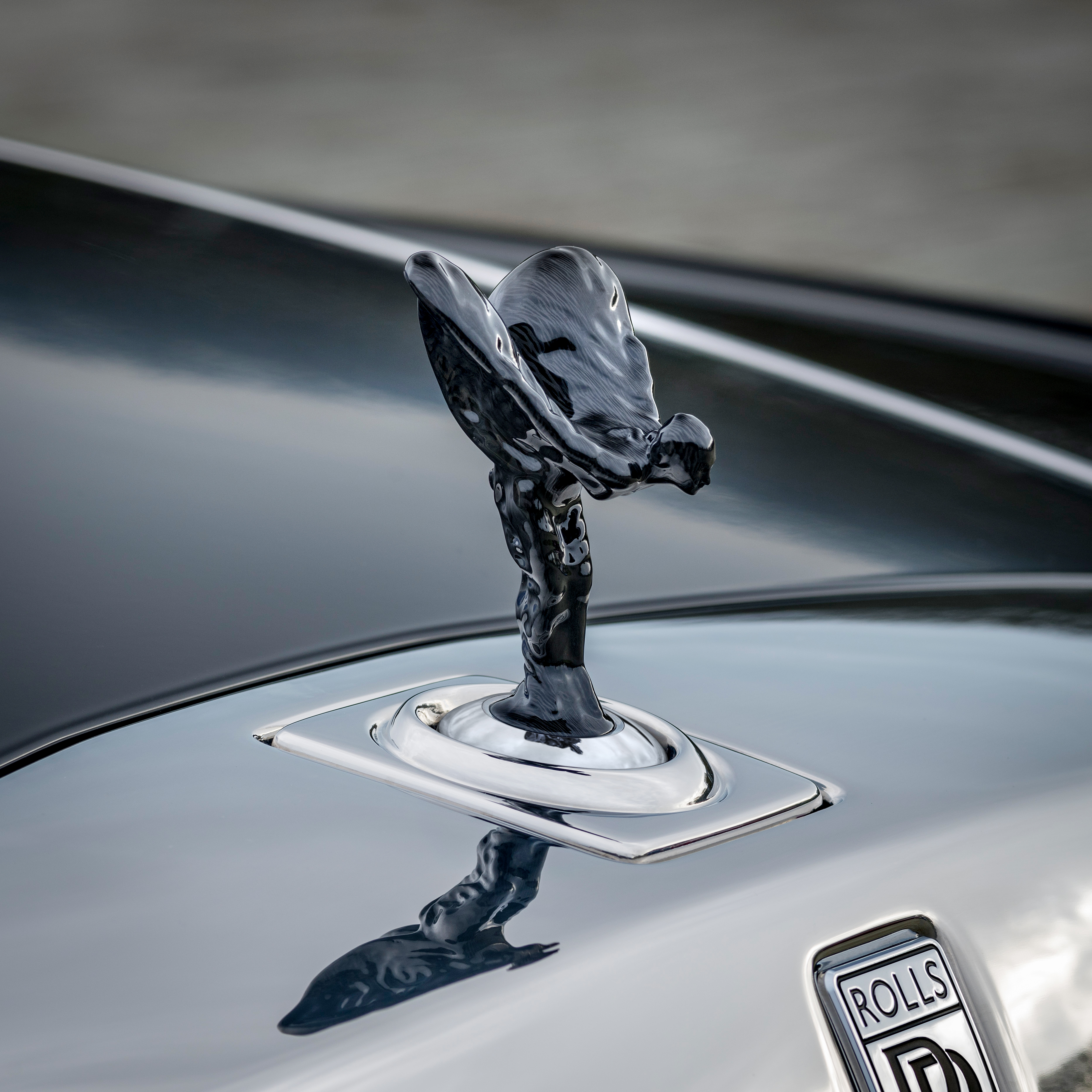 <p>The modern age demands a modern approach. Adorn your Rolls-Royce with the deep black of carbon fibre.</p>