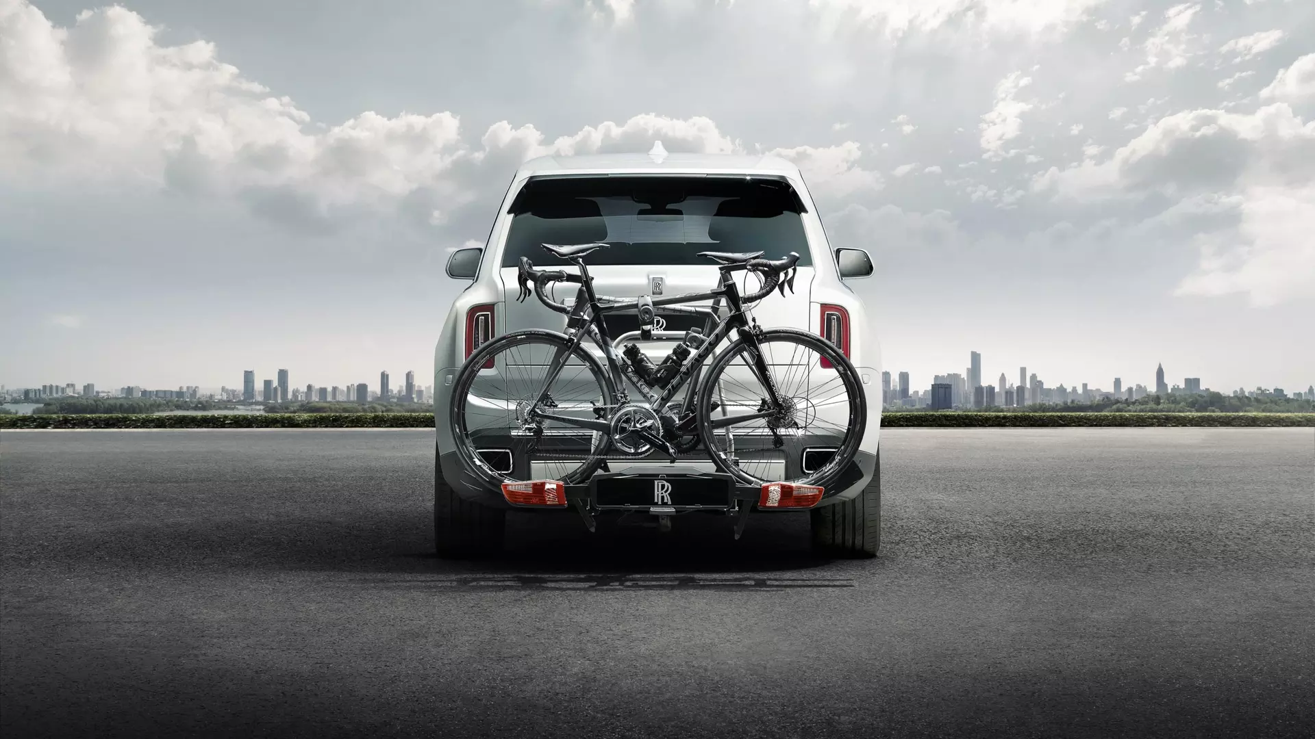 Tow bar mounted bicycle carrier