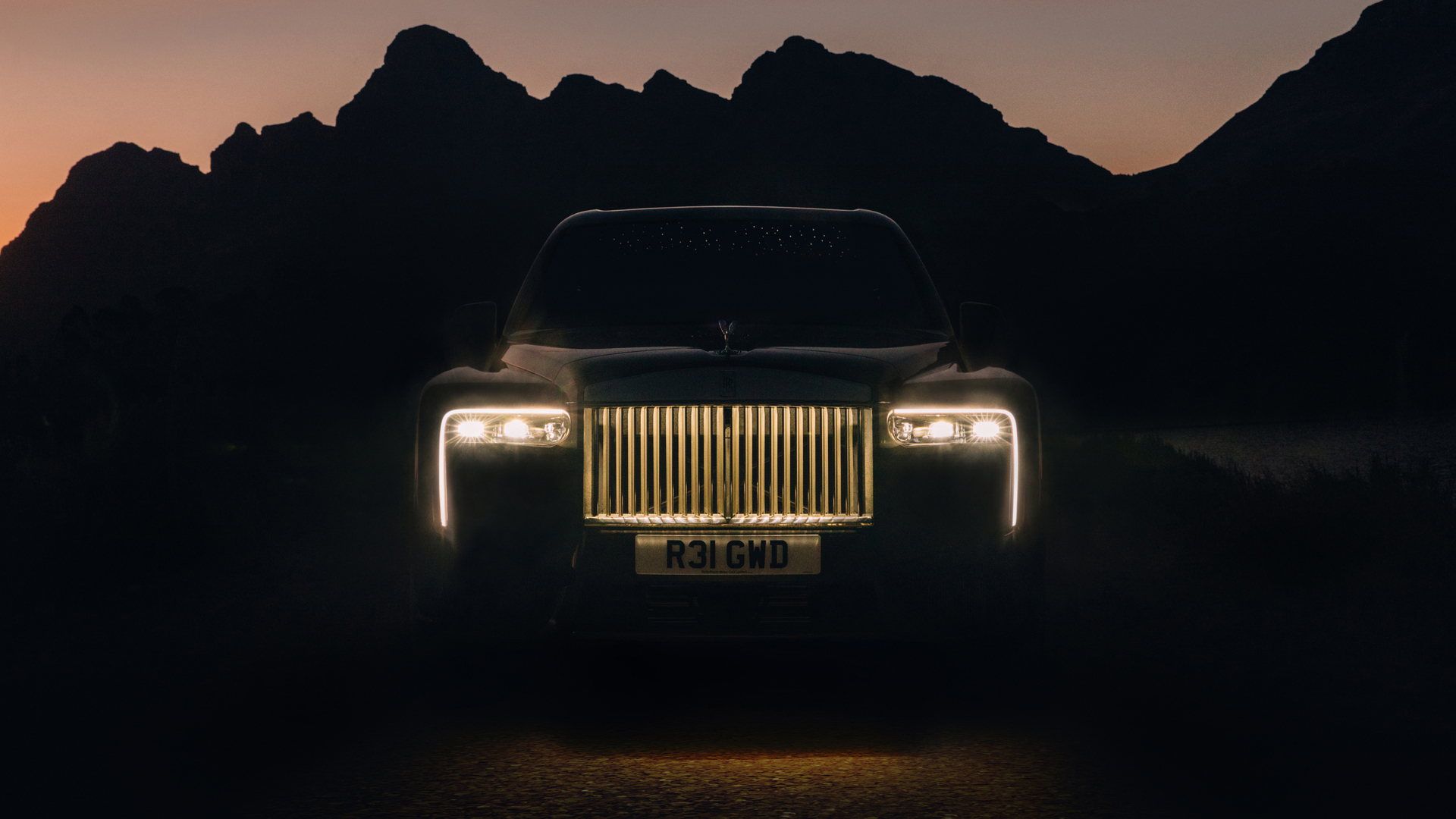 Illuminated front of the Rolls-Royce Cullinan Series II