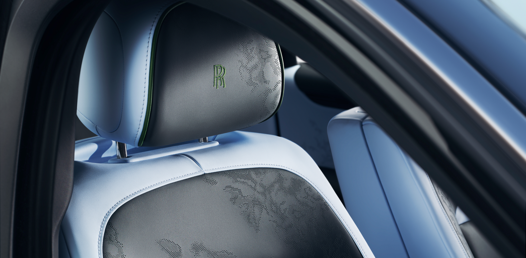 A spacious rear cabin crafted for exhilaration. Within, meticulous craftsmanship excites the senses. 