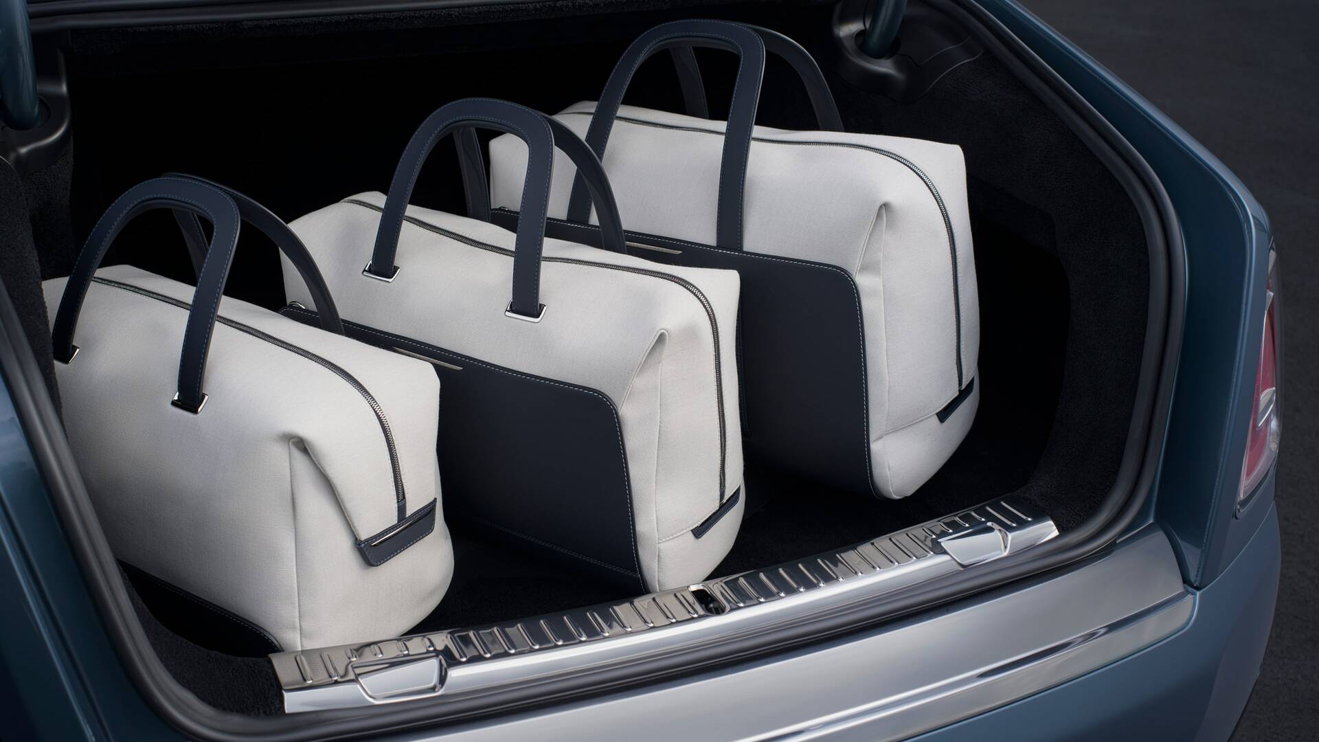 Image of the elegant Rolls-Royce white luggage bags.