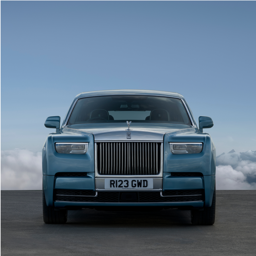 Phantom Extended is a haven of serenity. Within its spacious rear cabin, discover a sanctuary that is yours - and yours alone.