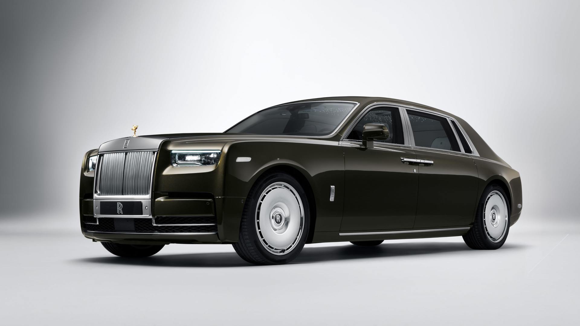rolls royce phantom extended used A Rolls-Royce Phantom Extended in dark green with white background
