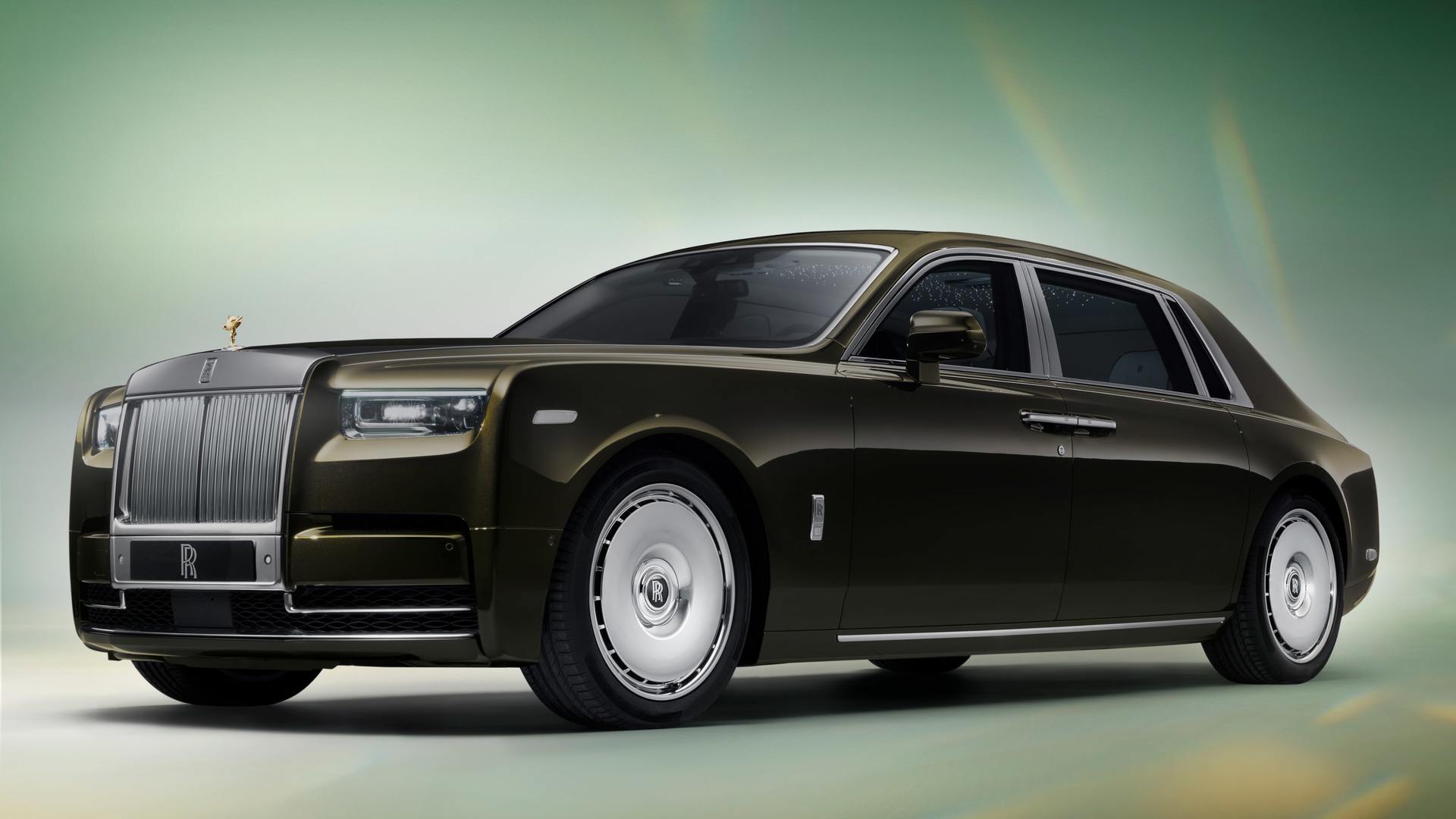 rolls royce phantom extended used A Rolls-Royce Phantom Extended in dark green with a light green background