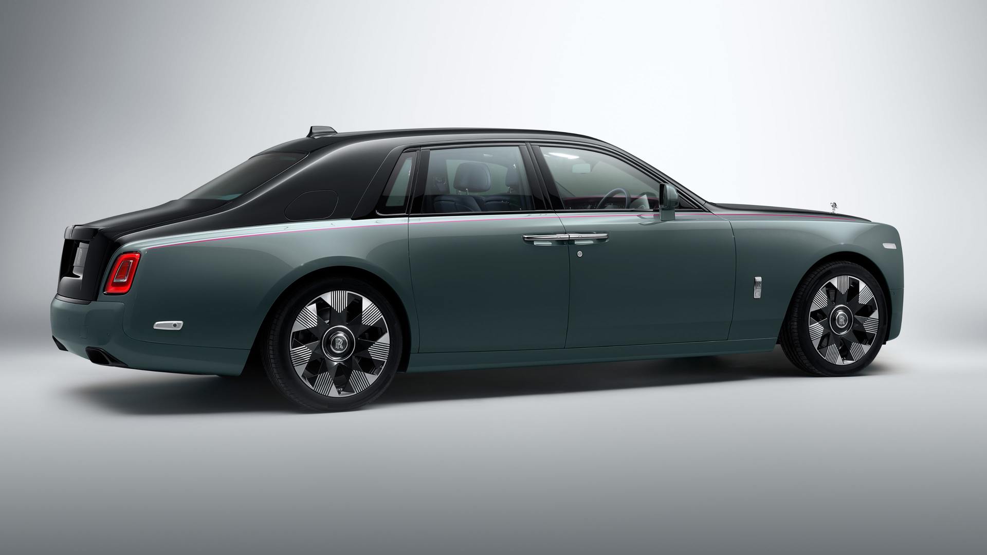 rolls royce phantom salon A side view showing all of a Rolls-Royce Phantom Series II