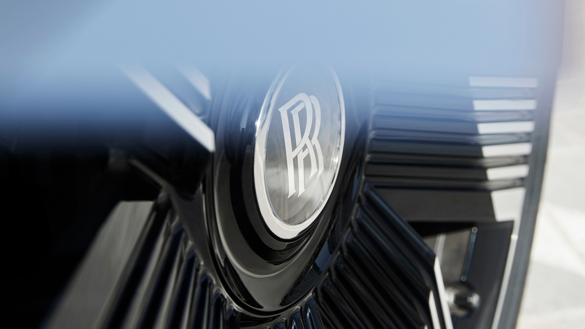 Close up shot of a blue Spectre showcasing the RR logo on the rim. 